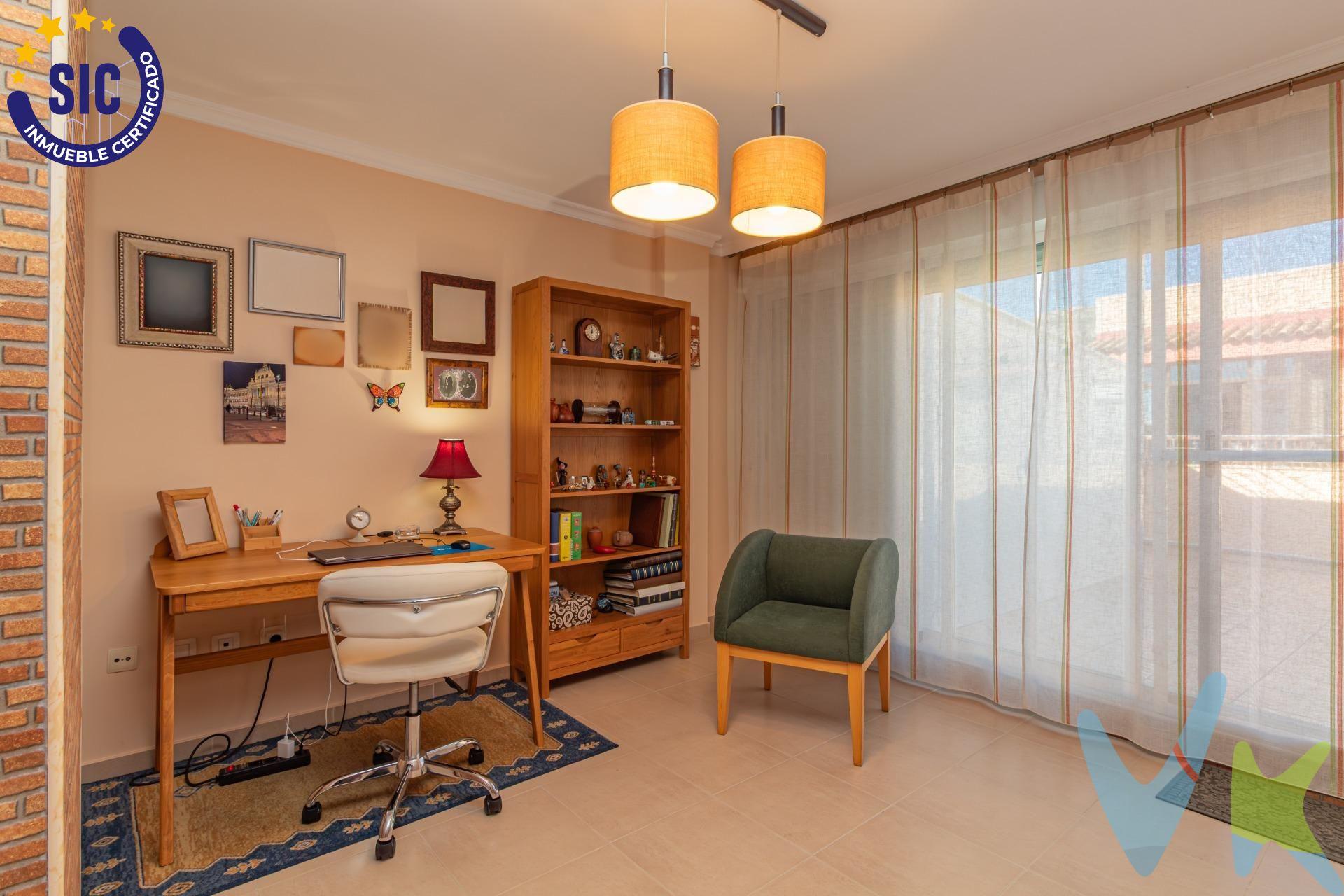 Te presentamos este magnífico ático dúplex de 128 m² en perfecto estado,  distribuido en dos cómodas plantas. Es ideal tanto para vivir todo el año como para disfrutar de estancias vacacionales junto al Mediterráneo. En la planta baja se encuentra una bonita cocina abierta al salón, un espacio amplio, moderno y muy luminoso gracias a su orientación noroeste, junto con dos dormitorios y un baño completo, ofreciendo comodidad y funcionalidad, así como la posibilidad de habitar únicamente esta planta si se desea, dejando la planta superior para más espacio, invitados o suite matrimonial. En la planta superior se sitúan otras dos estancias, por una parte el dormitorio principal, muy amplio, con un gran armario y baño completo incorporado, y un estudio con acceso directo a la terraza privada de 15 m², perfecta para teletrabajar, relajarse, tomar el sol o disfrutar de las noches de verano. La ubicación es excelente, en pleno centro, entre la Plaza Mayor y la Plaza de España, a solo 800 metros de la playa y rodeado de todos los servicios básicos que ofrece Oropesa del Mar, como supermercados, colegio, centro médico, comercios locales y zonas infantiles. Para quienes deseen ampliar su oferta de ocio, restauración o compras, la ciudad de Castellón se encuentra a pocos minutos en coche, con centros comerciales y múltiples opciones de ocio y restauración. También dispone de un acceso rápido al aeropuerto. La vivienda no se vende amueblada, lo que te permite personalizarla completamente y adaptarla a tu estilo. Un ático dúplex con encanto, amplitud y una distribución flexible que se adapta a tus necesidades. ¡Ven a descubrirlo!. (*) Cláusula de Transparencia y Desglose de Gastos. En cumplimiento de las obligaciones de información previstas en la Ley 10/2025, de 28 de diciembre, de servicios de atención a la clientela y transparencia, así como en la normativa sectorial vigente, se hace constar que el precio indicado no incluye los gastos e impuestos inherentes a la adquisición, los cuales se desglosan a continuación:. - Impuesto sobre Transmisiones Patrimoniales (ITP): Se aplicará el tipo impositivo vigente en la Comunidad Valenciana, generalmente el 10%, sin perjuicio de tipos reducidos aplicables según las circunstancias personales del comprador o las características del inmueble. El impuesto se devenga sobre el Valor de Referencia Catastral o el precio de venta, aquel que resulte superior. Para una información exhaustiva sobre el funcionamiento, tipos impositivos y bonificaciones del ITP, puede consultar el portal oficial de la Agencia Tributaria autonómica en el siguiente enlace: www.atv.gva.es/es/itpajd. - Gastos de Notaría: Los honorarios notariales se calcularán conforme al arancel oficial regulado en el Anexo I, del Real Decreto 1426/1989, de 17 de noviembre, por el que se aprueba el arancel Notarial. - Gastos de Registro: La inscripción en el Registro de la Propiedad se facturará según el arancel oficial establecido en el Anexo I, del Real Decreto 1427/1989, de 17 de noviembre, por el que se aprueba el arancel de los Registradores de la Propiedad. - Gastos de Gestión: Los honorarios por la tramitación administrativa, liquidación de impuestos e inscripción registral, en el supuesto de ser a cargo de la agencia inmobiliaria, ascienden a 302,50 € (IVA incluido). - Honorarios Agencia del Vendedor: incluidos en el precio publicado. - Honorarios Agencia del Comprador: Se informa que eventualmente podrían existir honorarios profesionales a cargo del adquirente, en aquellos casos en que se hubieran contratado previamente los servicios específicos del encargo de compra y en ningún caso estarán vinculados al precio.