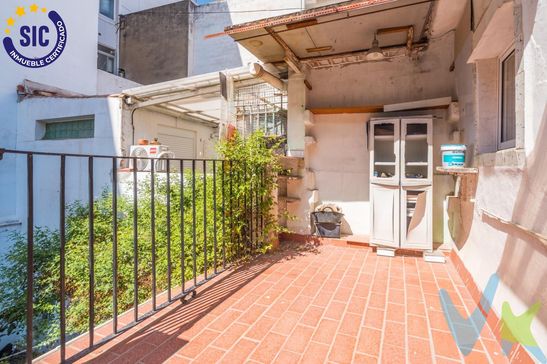 Si buscas una vivienda con una ubicación inmejorable y un enorme potencial para convertirla en el hogar de tus sueños, esta es tu oportunidad. La vivienda dispone de comedor con aire acondicionado y pequeño balcón a calle peatonal. 🍴 Cocina cuadrada con galería y acceso  a una agradable y amplia terraza. 🚿 Baño completo, muy espacioso con plato de ducha. 🛏️ Un dormitorio (anteriormente eran dos habitaciones, por lo que existe la posibilidad de recuperar fácilmente la distribución original).  Armario empotrado en el pasillo que aporta un excelente espacio de almacenaje y todas las posibilidades para adaptarla a tu gusto. Aunque el piso es de origen, precisamente ahí reside una de sus mayores virtudes: ofrece infinitas posibilidades de reforma para diseñar una vivienda moderna, luminosa y totalmente personalizada. Con una buena actualización puede convertirse en un hogar espectacular, con mucho encanto y adaptado a las necesidades actuales. Esta vivienda se encuentra en uno de los barrios más demandados y con más encanto de Valencia, rodeada de todos los servicios que puedas necesitar: centros de salud, supermercados, comercios, cafeterías, colegios, zonas verdes, metro, tranvía y varias líneas de autobús. Además, su proximidad a las universidades la convierte también en una excelente opción tanto para vivir como para invertir.