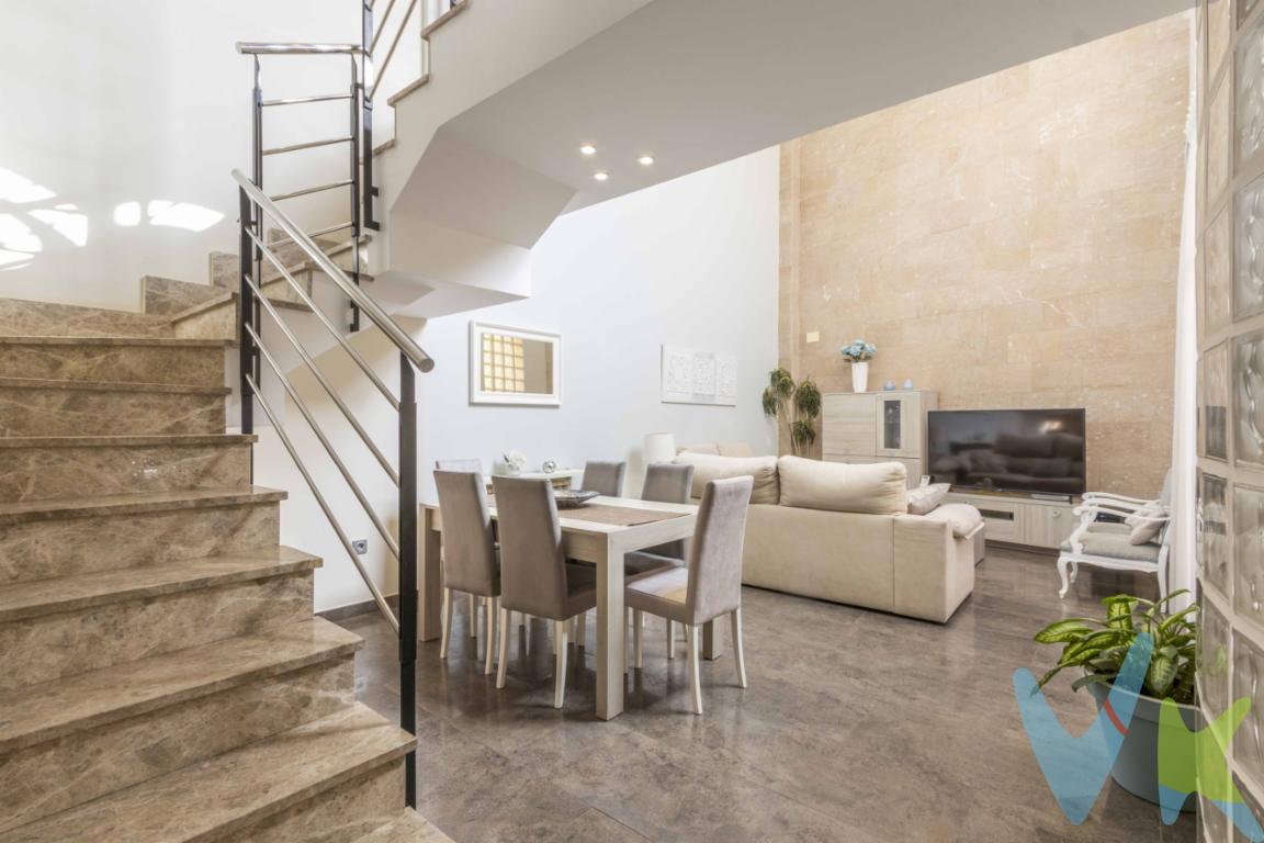 Espacio, luz y calidad en una vivienda pensada para disfrutarSi buscas una casa moderna, luminosa y construida con materiales de calidad, esta vivienda unifamiliar en Faura te encantará. Se trata de una casa de autopromoción del año 2008, ubicada en una zona tranquila y bien comunicada, con una superficie de parcela de 121 m² y 9 metros lineales de fachada. Orientada al oeste y con vistas al mar desde varias estancias, ofrece una combinación perfecta de confort, estilo y funcionalidad.Distribución cómoda y pensada al detalleEn la planta baja encontramos un garaje privado, una habitación doble ideal como dormitorio de invitados o despacho, un baño completo, y una cocina independiente con isla y salida directa a una terraza de unos 20 m². Esta terraza, equipada con barbacoa, se convierte en el corazón de la casa para disfrutar de comidas al aire libre. El salón-comedor, amplio y con techos altos, cuenta con grandes ventanales que inundan el espacio de luz natural y conectan con la terraza, generando una sensación de amplitud y bienestar.La primera planta se abre visualmente al salón, lo que potencia la luminosidad y la sensación de espacio. En esta planta se ubican tres habitaciones dobles, todas con armarios empotrados, y dos baños completos. La habitación principal dispone de salida a una pequeña terraza privada, perfecta para disfrutar del aire libre o de un momento de calma al final del día.En la segunda planta, la vivienda sorprende con una buhardilla diáfana, un espacio versátil que puede destinarse a zona de ocio, estudio o dormitorio adicional. Aquí también se encuentra la lavandería, desde la cual se pueden contemplar las vistas hacia la playa. Además, esta planta tiene acceso a una terraza versatil de unos 25 m².Calidad, confort y detalles que marcan la diferenciaLa casa está equipada con calefacción por radiadores a gas ciudad, tarima de parquet, escalera de mármol y excelentes acabados. Cada rincón ha sido diseñado con gusto y atención al detalle, ofreciendo un ambiente cálido y acogedor en todas las estancias.Ubicada en Faura, una localidad con encanto cerca de la costa, disfrutarás de la tranquilidad de un entorno residencial sin renunciar a los servicios, comercios y buenas conexiones con Sagunto, la playa y Valencia.✨ Una vivienda lista para entrar a vivir, perfecta para familias o quienes buscan espacio, comodidad y calidad de vida. No pierdas la oportunidad de visitarla  contacta con nosotros y agenda tu visita hoy mismo.