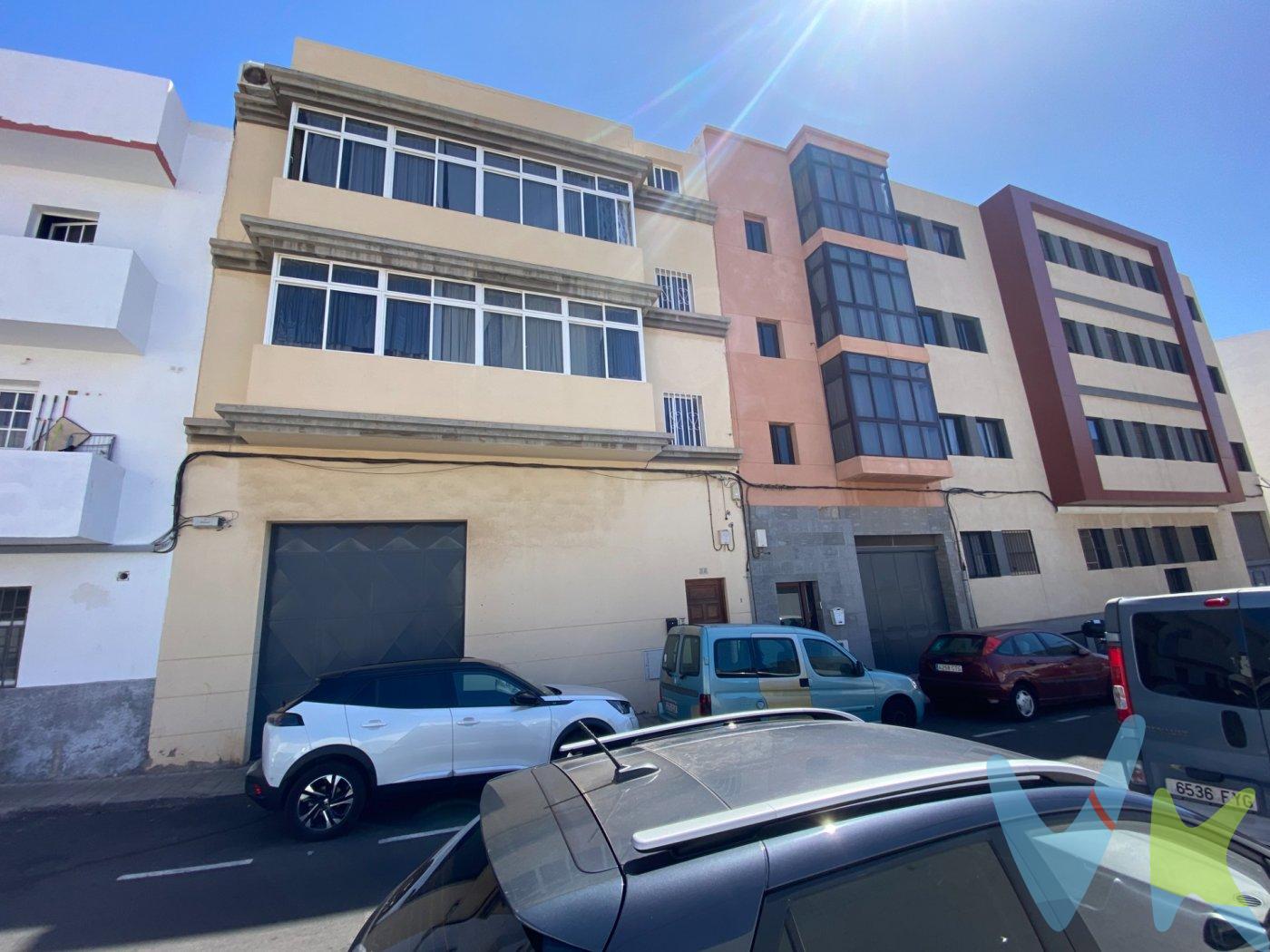 Te presentamos una magnífica oportunidad de inversión en Balos, Vecindario. Se trata de un local comercial a pie de calle, ubicado en una zona céntrica y muy bien comunicada, ideal para desarrollar tu negocio o como inversión con alta demanda. El local cuenta con 180 m² construidos, distribuidos en dos plantas, lo que permite una separación perfecta entre zona de atención al público y área de almacén, oficinas o apoyo logístico. Dispone además de un baño, ofreciendo funcionalidad y comodidad para cualquier actividad comercial. Su estratégica ubicación, a escasos minutos de la Avenida de Canarias, principal eje comercial de Vecindario, y muy próximo a la zona industrial de Arinaga, lo convierte en un enclave ideal tanto para comercio minorista como para actividades profesionales o empresariales. Una propiedad versátil, con gran visibilidad y múltiples posibilidades de uso, en una de las zonas con mayor actividad comercial del sureste de Gran Canaria. Gastos e impuestos derivados de la compraventa no incluidos en el precio. No dejes pasar esta oportunidad. Contacta para más información o para concertar una visita.