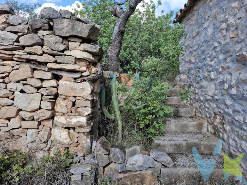 En venta espectacular casa independiente en el encantador municipio de Sierra Engarcerán. Esta propiedad se presenta como una oportunidad única para aquellos que buscan un hogar con carácter y historia. Construida en 1915, esta casa ha sido testigo de innumerables historias y ahora puede ser el escenario de la suya.Cuenta con un total de 208 metros cuadrados construidos, de los cuales 147 metros cuadrados son útiles, lo que garantiza espacios amplios y cómodos para toda la familia. La vivienda dispone de dos habitaciones, cada una diseñada pensando en el confort y en ofrecer un ambiente acogedor. Estas estancias se destacan por su luz natural y por su tamaño generoso, permitiendo la posibilidad de personalizar cada espacio de acuerdo con sus necesidades.El estilo arquitectónico de la casa conserva su esencia original, con detalles que aportan un aire de distinción y calidez. El techo abuhardillado, los muros de mampostería y las ventanas amplias aseguran una ventilación adecuada y una iluminación natral en todos los rincones del hogar. La ubicación en Sierra Engarcerán es inmejorable para quienes valoran la tranquilidad y el contacto con la naturaleza. Rodeada de un entorno natural impresionante, esta casa es ideal para aquellos que desean disfrutar de la paz y el sosiego que ofrece este paisaje privilegiado, sin renunciar a las comodidades de la vida moderna. Los amantes del aire libre encontrarán en esta propiedad el lugar perfecto para realizar actividades al aire libre y disfrutar del paisaje.Además de sus características internas, la casa cuenta con un espacio exterior que invita al esparcimiento y la relajación. Una ladera de la montaña donde disfrutar de tardes soleadas o noches estrelladas, convirtiéndolo en un rincón perfecto para desconectar del estrés diario. La posibilidad de adaptar este espacio exterior a sus gustos y necesidades personales representa un valor añadido incalculable.La casa, con su encanto irresistible, espera nuevos propietarios que valoren su potencial y belleza. Posibilidad de financiación hasta el 100%, pregúntanos y te haremos un estudio gratuito. Agencia Registrada con el número 1.399 en el Registro Obligatorio de Agentes Inmobiliarios de la Comunidad Valenciana. Puede consultar en la web de la GVA. Gastos e impuestos no incluidos en el precio. A título orientativo, en segundas transmisiones, el comprador abonará el Impuesto sobre Transmisiones Patrimoniales (ITP), cuyo tipo general en la Comunidad Valenciana es el 9% (*) sobre la base imponible, que será el mayor valor entre precio de compraventa, tasación o valor de referencia catastral. Gastos de notaría y Registro de la Propiedad: aproximado entre 1.000 y 2.000 euros (aranceles variables según precio, número de copias y complejidad). El comprador escoge libremente notario. El vendedor asume, por ley, los gastos que le correspondan, salvo pacto contrario. Si se precisa hipoteca, tasación, condiciones y costes bancarios según entidad elegida por el comprador; así como los gastos de gestoría y cualesquiera otros inherentes a la formalización de la compraventa. De acuerdo con la ley, no se incluyen en el precio otros gastos o tributos que legalmente correspondan al comprador. Los honorarios de intermediación inmobiliaria al vendedor no incluidos en el precio. Los honorarios de intermediación inmobiliaria al comprador: 2,5% + IVA calculados sobre el precio de venta con un mínimo de 3.000 euros + IVA(*) Consultar condiciones concretas según circunstancias personales o régimen fiscal aplicable. Puedes llamar al 722461985 y te informaremos de tu caso en concreto.El consumidor tiene derecho, conforme a la normativa vigente, a disponer de información y documentación adicional relativa al inmueble y condiciones de la compraventa, accesible en la sede física de la agencia situada en Avenida Rey Don Jaime nº74, 7ºB, Castellón de la Plana. La agencia actúa exclusivamente como intermediaria en la operación. Cualquier compraventa y sus condiciones quedan sujetas en todo caso a la aceptación expresa del vendedor del inmueble y a la posterior formalización del correspondiente contrato. El presente anuncio tiene carácter meramente informativo: la información suministrada se corresponde con la disponible a la fecha de publicación, pudiendo variar en función de las circunstancias o actualizaciones legales, contractuales y fiscales.  