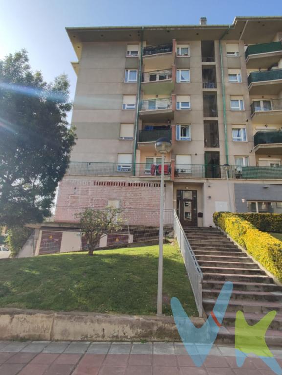 ¡¡¡Gran oportunidad de negocio!!!altamira21, os ofrece este local a pie de calle en zona residencial, de 152 m2 construidos, en esquina, con orientación, Este-Sur-Oeste, en ladrillo para hacer lo que quieras, proyecto de actividad extra hotelera para 4 apartamentos. Acceso privado solo para los vecinos, a la entrada hay una marquesina para el bus urbano y al otro extremo de la calle está la estación de tren de Nueva Montaña. Rodeado el local de jardines, zona tranquila, buen acceso y a escasos metros de la autovia Santander-Torrelavega-Bilbao, centro de salud, colegios, restaurantes y centros comerciales.Por su volumetría, se puede hacer UN gran negocio, ya sea clinica dental, academia, estudio, etc.. etc.., 2, 3 y hasta 4 apartamentos. Se adjuntan ideas de posibilidades de negocios.Para todo inversor en apartamentos turísticos, este local le ofrece todo.Llámenos para facilitarle el plano