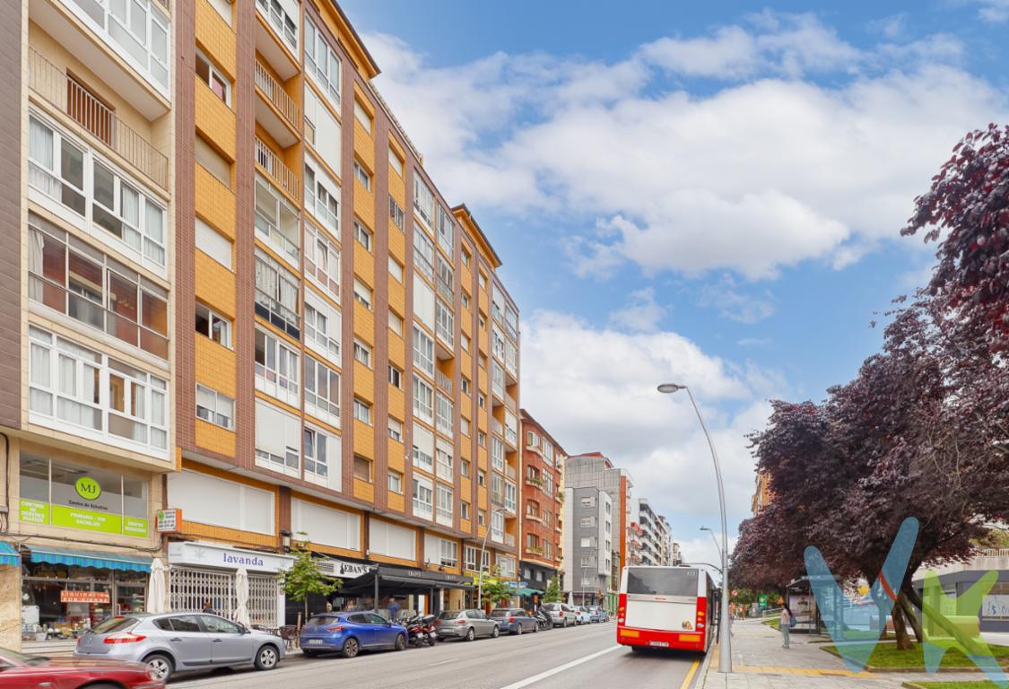 Ponemos a la venta, piso en la Avenida Pablo Iglesias, en la zona de los Campos, a un paso de la playa San Lorenzo, piso de 80 m2, para entrar a vivir, (antes 3 dormitorios), ahora 2 y salón comedor, cocina amplia, baño con ventana, aseo, gas ciudad, ventanas de PVC, suelos de parquet, y edificio con accesibilidad, en buen estado, orientación Sur, soleado, vistas a la Avenida de Pablo Iglesias y Ramón y Cajal, carbonera, hall con ventana. Infórmese. 