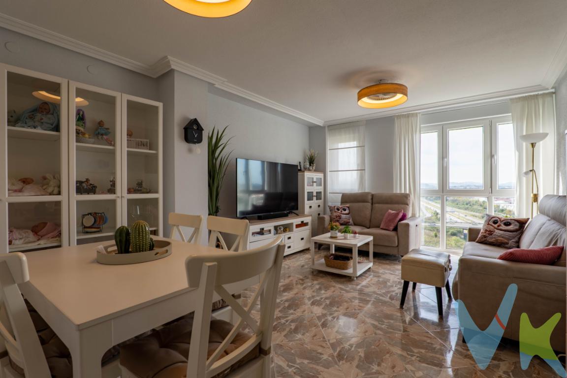 Hay pisos que simplemente se habitan, y otros que te miran y te dicen: quédate.En la planta 12, el aire es distinto. La ciudad se adivina abajo, pequeña, y el cielo parece más cerca. Desde las ventanas, la vista se abre sin límites, como si el día entrara entero en casa.Reformado hace menos de dos años, todo en él tiene una calma nueva. Los materiales, los tonos, los espacios: nada grita, todo encaja. Es una casa pensada para vivir sin prisas, con esa sensación de claridad que solo dan los lugares bien hechos.Tiene garaje y trastero, porque también la vida práctica necesita su espacio.Este piso no busca impresionar. Busca que te imagines viviendo en él, abriendo las ventanas y dejando que entre la luz. Se informa a los interesados que el precio de venta indicado no comprende los honorarios de la agencia inmobiliaria, el Impuesto de Transmisiones Patrimoniales (ITP) ni los gastos asociados a la compraventa (notaría, registro de la propiedad y otros).