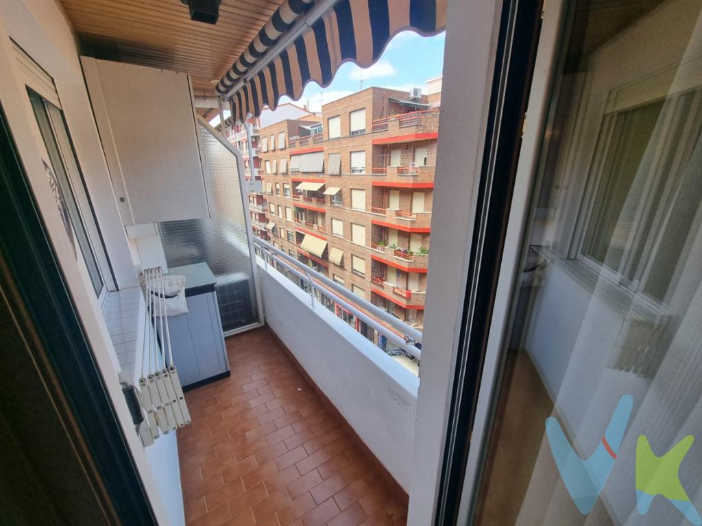 Les presentamos esta vivienda reformada y actualizada en pleno centro de Logroño, situada en un quinta altura en un Edificio en la renovada calle Fundición, inmueble que cuenta con plaza de garaje y trastero. Está distribuida en cuatro dormitorios. Uno de esas habitaciones, la más grande y principal está orientada a la calle al igual que el salón y la cocina que cuenta con balcón y toldo en su pequeña terraza. El resto de sus tres dormitorios están orientados a patios interiores. Cuenta con un amplio hall, un baño y un aseo y la cocina se encuentra reformada y equipada al detalle. En la actualidad la calefacción es eléctrica, pudiendo elegir mantenerla o instalar los nuevos sistemas de climatización por aerotermia o cambiarse a la opción de gas natural, instalando una caldera individual - Los suelos son de parquet se encuentran en buen estado y las paredes de pintura lisa y gotele.