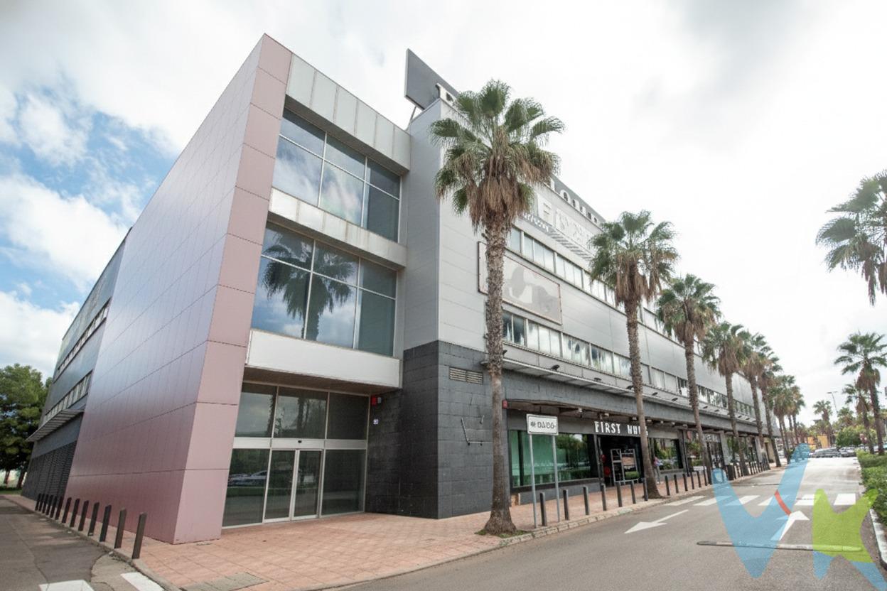 ¡Tu oportunidad de brillar en Bonaire ha llegado! Haz realidad tu proyecto en el corazón del Centro Comercial Bonaire, un espacio que combina dinamismo, visibilidad y alto flujo de clientes. Se alquilan dos locales en la misma planta: uno de 24 m² con un ventanal espectacular que domina el centro, ideal para una boutique con personalidad, un café de autor, un estudio creativo o un espacio de estética exclusivo; y otro de 128 m², amplio y versátil, perfecto como almacén, taller especializado, showroom o centro de formación. Ubicados junto a Norauto y Planet Fitness, estos locales aprovechan al máximo el constante tránsito de visitantes y la energía del entorno. El edificio dispone de dos ascensores, actualmente no operativos, pero con gran potencial para activar en el futuro, garantizando comodidad y accesibilidad. Esta es tu oportunidad de posicionar tu negocio en un entorno moderno y estratégico, donde cada día se transforma en nuevas oportunidades de crecimiento y éxito. No esperes más para emprender y llevar tu proyecto al siguiente nivel; este es el momento de invertir en tu futuro y dejar tu huella en Bonaire. Mobiliario, vehículos y otros elementos decorativos y personales de la propiedad no incluidos. Impuestos, gastos de compraventa, intermediación y financiación no incluidos.