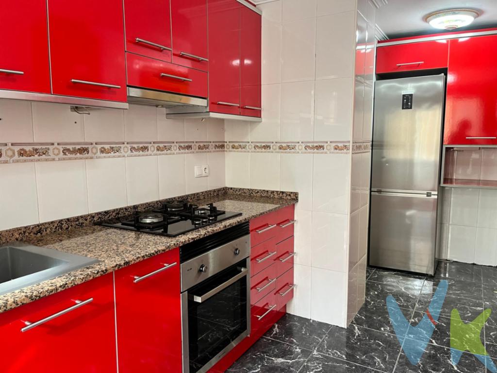 Precioso piso (VPO) de 3 habitaciones con armarios empotrados muy luminoso y con todos los servicios próximos. Si estas buscando vivienda para vivir en Torrent no puedes dejar de ver este piso con garaje incluido en la zona del Molí de Torrent muy cerca de la estación de metro Torrent y de próximo acceso a la Autovía  de Valencia CV-36. Además de contar con colegios, supermercados y todos tipo de comercio en el barrio. El piso cuenta con recibidor, cocina independiente con galería y un amplio salón comedor con vistas a la calle. Las habitaciones tienen armarios empotrados  vestidos con cajoneras y la habitación de matrimonio cuenta con doble armario y baño integrado en la misma. Tiene un sptit en el salón comedor  y un segundo en la habitación principalEl garaje está incluido, se encuentra en el mismo edificio y se accede directamente por el ascensor.No dudes en llamarnos y venir a verlo. 