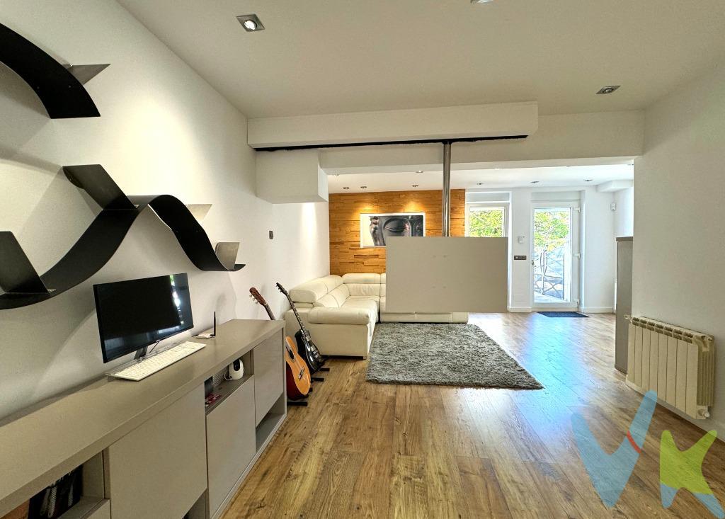 Casa de Diseño el Los Corrales de Buelna . Modernidad y gusto por el diseño definen el estilo de ésta excepcional vivienda fruto de una reforma integral,  realizada en el año 2015,  en una céntrica casa de Los Corrales de Buelna, en la encantadora zona de Aldea. En su construcción se emplearon materiales de primera calidad y diseño tanto en el interior como en el exterior, para garantizar la durabilidad y el confort de los residentes. Esta propiedad recién reformada combina una arquitectura moderna y funcionalidad excepcional, en un entorno tranquilo y familiar, a un paso de colegios, comercios, restaurantes,  centros médicos y con accesos cómodos y rápidos a la autovía A-67. Este hogar adosado destaca por su diseño interior espectacular y una distribución que maximiza el espacio y la luz natural. Al ingresar, te recibe un amplio salón en la planta baja, perfecto para disfrutar en familia o recibir invitados. Algunas de las paredes de ésta zona está revestidas en madera y con una  creando un ambiente acogedor  La cocina americana, totalmente equipada y de diseño contemporáneo, se integra armoniosamente con el salón y ofrece acceso directo a una zona exterior, ideal para disfrutar del aire libre y las vistas del barrio. La propiedad cuenta con tres cómodas habitaciones en la primera planta, accesibles mediante una escalera moderna que conduce a un pasillo luminoso. Dos habitaciones individuales y una doble, cada una con abundante luz natural, proporcionan un espacio privado y acogedor para cada miembro de la familia. Además, un aseo complementa esta planta para mayor comodidad. El ático de aproximadamente 31 m2, completamente diáfano y equipado con ventana Velux, ofrece un espacio flexible que puede ser utilizado como habitación de juegos, gimnasio, estudio o cualquier otra función que se adapte a tus necesidades. Situada junto a la plaza de San Miguel y con facilidad de aparcamiento,  gracias a un parking público adyacente, esta casa no sólo te ofrece una vivienda, sino un estilo de vida en uno de los barrios con más personalidad y tradición de Los Corrales de Buelna. . Gastos de la transacción:. Compra sujeta al Impuesto de Transmisiones patrimoniales. El adquiriente se hará cargo del coste de la escritura y su inscripción en el Registro de la Propiedad.