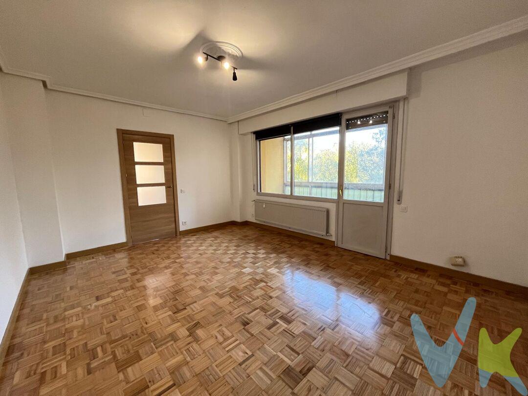Vivienda situada en Ronda Barañáin, una excelente oportunidad para quienes buscan un piso con una distribución muy funcional.
Ubicado en una segunda planta, cuenta con 85 m² útiles muy bien aprovechados y una agradable doble orientación Este - Sur, que favorece la entrada de luz natural durante buena parte del día. La vivienda es totalmente exterior, a excepción del baño, lo que aporta luminosidad y ventilación a sus estancias.
Su distribución ofrece cuatro dormitorios, un salón-comedor con salida a un bonito balcón de aproximadamente 4 m², ideal para disfrutar de la luz de la mañana, una cocina independiente con zona de tendedero cerrado, un baño completo y un aseo adicional (inodoro).
El edificio cuenta con importantes mejoras que aportan comodidad y eficiencia: fachada con envolvente térmica, portal reformado y ascensores a cota cero, que facilitan la accesibilidad. Además, se ha renovado el cuarto de calderas y dispone de calefacción central con contador individual, permitiendo un mayor control del consumo energético.
Una vivienda con espacio para toda la familia, una distribución versátil y una orientación privilegiada, situada en un edificio que ya ha incorporado mejoras importantes en confort, accesibilidad y eficiencia energética.
Datos meramente informativos, sin valor contractual.   El PVP indicado no incluye impuestos (régimen general del ITP (Impuesto de Transmisiones Patrimoniales) es el 6% sobre el precio de compra) ni gastos de transmisión (notaría, registro, AJD (Actos Jurídicos Documentados), que suma aproximadamente un 2% sobre el precio de compra). Honorarios de la agencia a cargo del vendedor. NO SE COBRA HONORARIOS AL COMPRADOR.