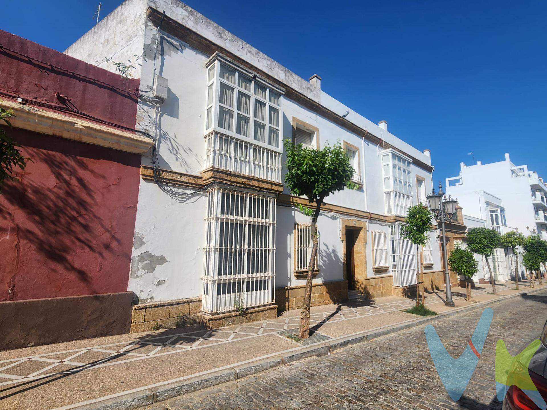 En el corazón de San Fernando, en una de sus zonas más privilegiadas y tradicionales, presentamos esta encantadora casa de dos plantas que destaca por su ubicación céntrica y su gran potencial. Se trata de una vivienda de 146 metros cuadrados que se distribuyen de manera eficiente en dos niveles, ofreciendo un espacio confortable y adaptable para diversas necesidades; la finca necesita de reforma integral y actualización. El acceso a la propiedad se realiza a través de un zaguán compartido con otra vivienda, lo que aporta un carácter exclusivo y tradicional a la entrada. En la planta baja, que abarca 96 metros cuadrados, encontramos una distribución práctica compuesta por dos habitaciones, un amplio salón, una cocina funcional con patio y un baño completo. Esta planta representa el núcleo principal de la vivienda, ideal para la convivencia diaria y para recibir a familiares o amigos, la zona de cocina y baño de abajo presenta la parte mas antigua de la vivienda ya que todavía se mantienen en esta techo de vigas, el resto de techos de abajo como los de arriba son mas actuales. En la planta alta, la casa ofrece dos dormitorios adicionales, perfectos para proporcionar mayor privacidad y comodidad. Además, cuenta con un baño completo que facilita el uso independiente de esta zona. Uno de los grandes atractivos de esta planta superior es su azotea de generosas dimensiones, un espacio abierto que permite disfrutar del aire libre, aprovechar la luz natural y contemplar las vistas del entorno, configurando un ambiente ideal para el descanso y el ocio. La vivienda se caracteriza por su buena orientación, lo que garantiza una excelente iluminación y ventilación a lo largo del día, contribuyendo a crear un ambiente agradable y acogedor en todas sus estancias. Asimismo, las amplias posibilidades que ofrece este inmueble permiten adaptarlo fácilmente a diferentes proyectos familiares, teniendo en cuenta que la vivienda no esta protegida y nos da libertad a la hora de realizar el proyecto que necesitas, aunque  manteniendo siempre la esencia del estilo tradicional que caracteriza a San Fernando. En definitiva, esta casa representa una oportunidad única para quienes buscan residir en un lugar con historia, comodidad y múltiples opciones de personalización, en pleno centro de una ciudad con gran tradición y encanto. La vivienda forma parte de un conjuntos de fincas con una sola referencia catastral y registral, estamos en el proceso de división horizontal, un proceso que puede tardar entre 4 a 6 meses. Las operaciones de 2º o siguientes transmisiones quedan sujetas a ITP, cuyo tipo general es del 7% respecto al precio de venta, pero que en casos especiales se puede ver reducido al 6% o al 3,5% en virtud de los dispuesto en la Ley 5/2021, de 20 de octubre, de Tributos Cedidos de la Comunidad Autónoma de Andalucía. Los gastos de Notaría y Registro se estiman entre 900€ y 1.300€, si bien el importe exacto dependerá del precio final de la compraventa, número de copias de la escritura, número de páginas de la escritura, complejidad, etc. Todo ello, en virtud de lo dispuesto en el Anexo I del Real Decreto 1426/1989 (ver QR1), por el que se aprueba el arancel general de Notaría, y el Anexo I del Real Decreto 1427/1989 (verQR2), por el que se aprueba el arancel de los Registradores de la Propiedad. El comprador, al adquirir la vivienda a través de la agencia, deberá abonar a ésta unos honorarios del 3% del precio de la compraventa, más IVA del 21%. En caso de financiación bancaria para la compra, los gastos de la misma deberán ser obtenidos de la entidad bancaria que vaya a financiar la operación. Se hace constar que la agencia efectúa una labor de intermediación, y que las condiciones finales de la compraventa quedan sujetas a la aceptación expresa de la parte vendedora y a la ulterior formalización del contrato. 