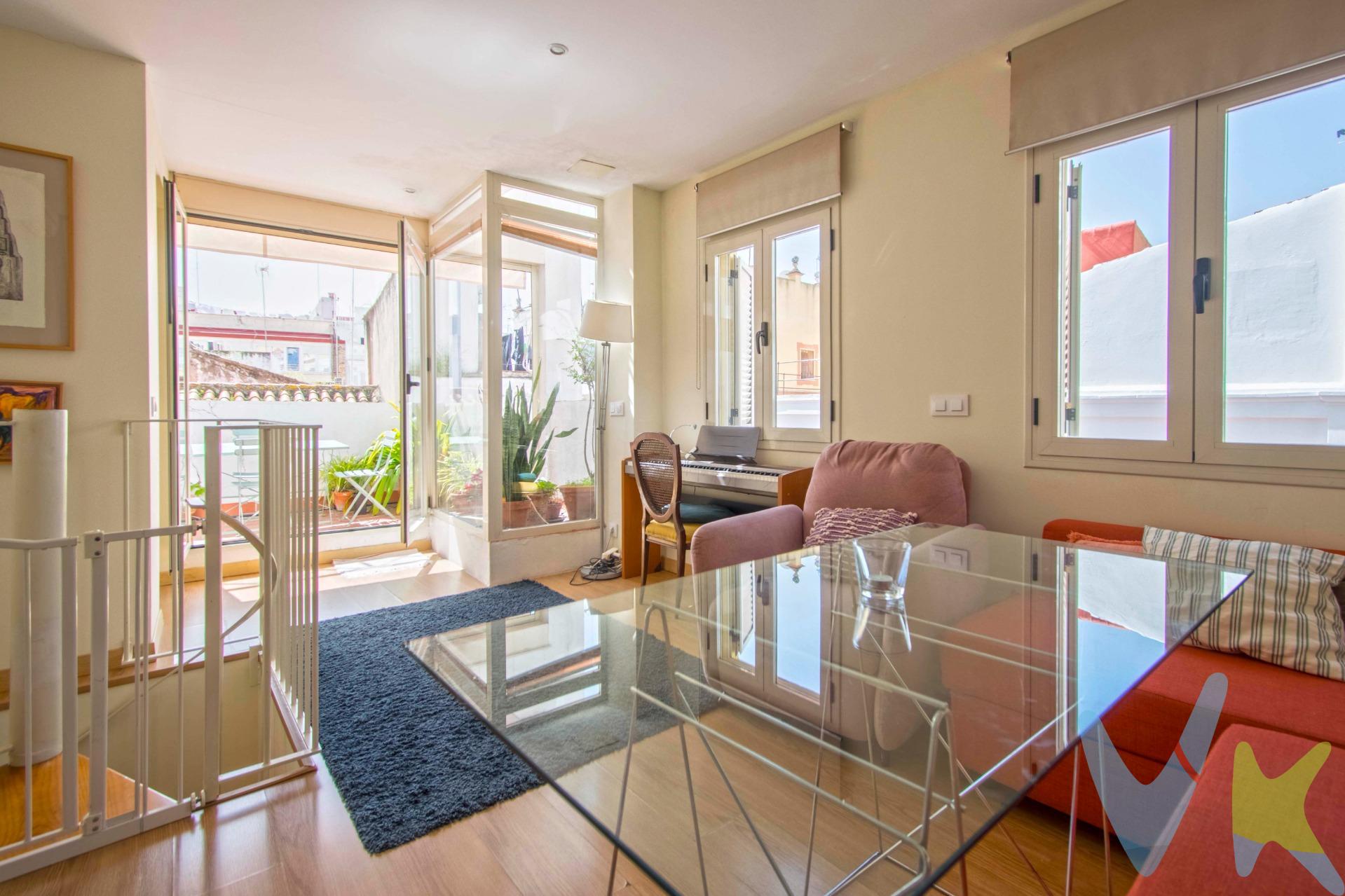 Maravillosa casa en el centro de Sevilla, totalmente reformada, en el barrio de la Magdalena, a escasos metros de la Plaza Nueva. La casa cuenta con una luz espectacular ya que es completamente exterior. Dispone de 150m2 construidos y se distribuye en tres plantas más azotea y tiene un ascensor que llega hasta la tercera planta, además de tener una escalera de caracol hecha a medida. En planta baja nos encontramos la entrada con amplios armarios empotrados, un baño completo y una habitación de matrimonio, ambas estancias con grandes ventanales. La primera planta tiene tres balcones y es donde se sitúa el salón-comedor y una bonita cocina con ventana. En la segunda planta tenemos un amplio dormitorio con balcones y armario empotrado, un gran cuarto de baño completo y un estupendo vestidor. En la tercera planta nos encontramos con una sala con muchísima luz, ya que tiene una terraza con cierre de aluminio en la que disfrutar de las vistas de Sevilla y de la tranquilidad de la calle donde se sitúa. También posee una estufa de pellets que le da calidez a la estancia. Tiene otra terraza más arriba que se accede por una escalera de caracol donde tiene instalada una placa térmica de agua caliente y vistas a la giralda. Todas las estancias disponen de aire acondicionado frío/calor y radiadores de calefacción  Las ventanas son de climalit de aluminio lacado en blanco, las puertas de madera lacada en blanco y el suelo de gres y tarima. No pierda la oportunidad de vivir en pleno centro  de Sevilla en una casa ideal, cerca de todo tipo de comercios, colegios y de los monumentos más emblemáticos de Sevilla. Consulte más información sin compromiso!!. Informamos a nuestros clientes compradores que el precio de venta no incluye lo siguiente: Honorarios de la agencia inmobiliaria, Impuestos (I.T.P., I.V.A. o A.J.D., en su caso) ni otros gastos de la compraventa (gastos de Registro de la Propiedad, Notaría, Gestoría ni de posible Financiación). Documento F.I.S. a disposición del consumidor según Decreto 218/2005 Junta de Andalucía.