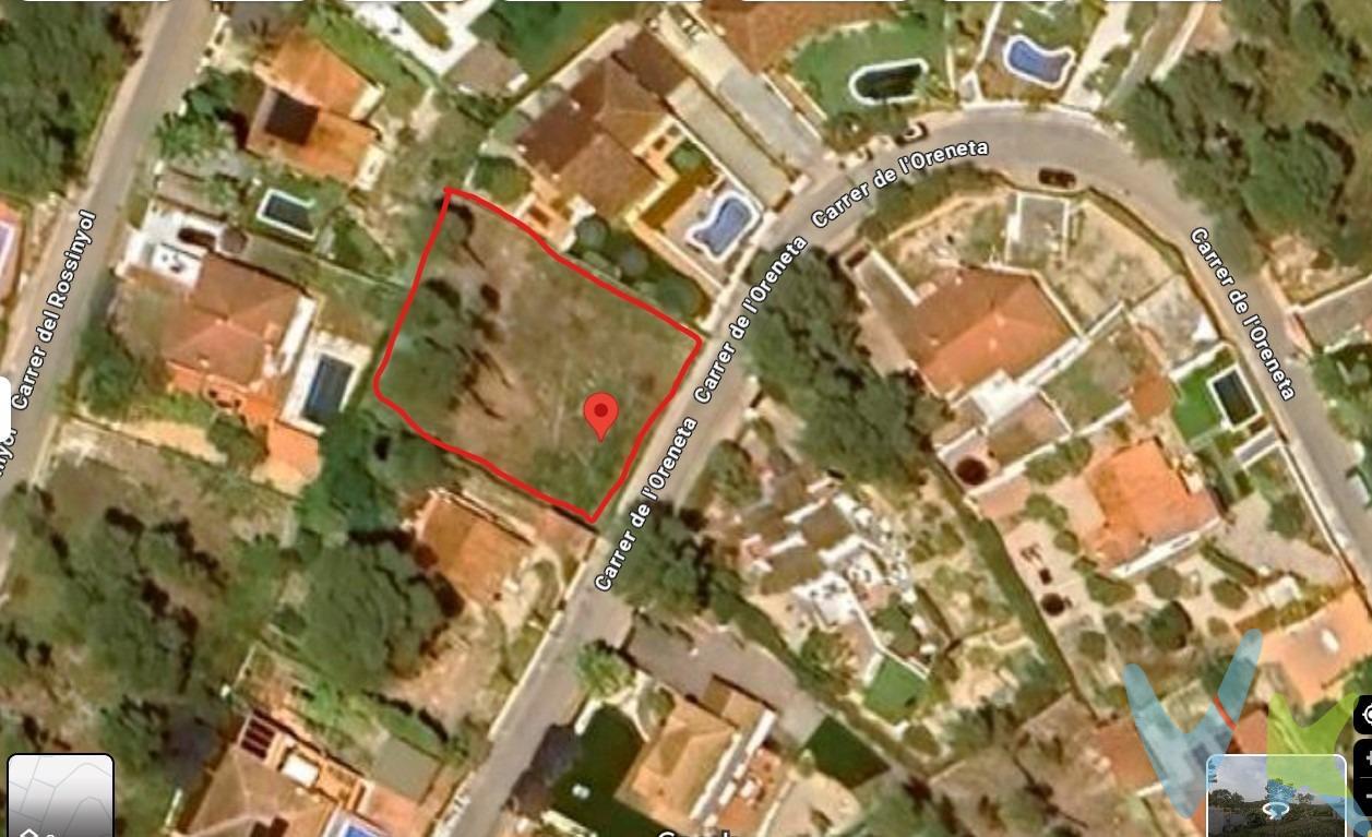 ¡Oportunidad única en Mas Mestre, Olivella! Parcela de 907 m² ideal para construir la casa de tus sueños. Con buena orientación, forma rectangular y prácticamente plana. Además, cuenta con fácil acceso en coche desde la entrada de la urbanización, ya sea por Más Milá o por Mas Mestre lo que te permitirá llegar cómodamente a tu nuevo hogar. ¡Haz realidad tu proyecto en un entorno tranquilo y privilegiado!. Normativa urbanística (Clave R6b) :. Parcela mínima 800m2. Edificabilidad máxima de 0,45m2/m2 terreno. Ocupación máxima de la parcela 30%. Espacio libre sin pavimentar: 45%. Fachada mínima de 20m2. Altura reguladora máxima 7.50m = Pb+1+sota cubierta . Distancia a vial 5m. Distancia fincas colindantes 3m. Uso permitido: Uso de vivienda familiar.