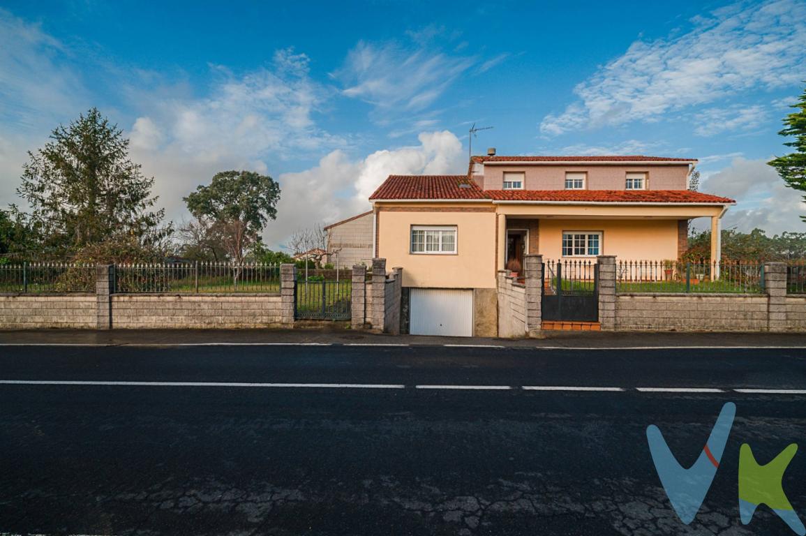 En el corazón de Ribadumia, en pleno entorno del Salnés, se ubica esta vivienda unifamiliar de dos plantas concebida para quienes buscan un refugio donde desconectar, disfrutar del paisaje y vivir con calma, sin renunciar a la comodidad ni a los servicios cercanos. Su localización permite combinar la tranquilidad del entorno rural con la proximidad a la costa, bodegas, rutas naturales y enclaves únicos de las Rías Baixas. La vivienda ofrece una distribución amplia y muy versátil, con cuatro habitaciones, tres baños completos, dos salones diferenciados que invitan tanto al descanso como a la reunión, y un despacho independiente, perfecto para esos momentos de inspiración o para mantener una rutina flexible durante las estancias prolongadas. La gran cocina, pensada para los amantes de la gastronomía, se convierte en un espacio donde compartir largas sobremesas, recetas y experiencias en un ambiente acogedor y funcional. El exterior es uno de los grandes protagonistas: un amplio jardín privado que invita a disfrutar del aire libre, del clima y de la calma del entorno, ideal para comidas al sol, tardes de lectura o encuentros con familia y amigos. El parking para dos vehículos aporta comodidad y facilita la movilidad para quienes desean utilizar la vivienda como punto de partida para explorar la comarca y la costa gallega. Para comprender todo lo que esta vivienda transmite, es imprescindible recorrerla y sentirla en primera persona: solicita tu visita y descubre el lugar donde tus escapadas pueden convertirse en momentos inolvidables.