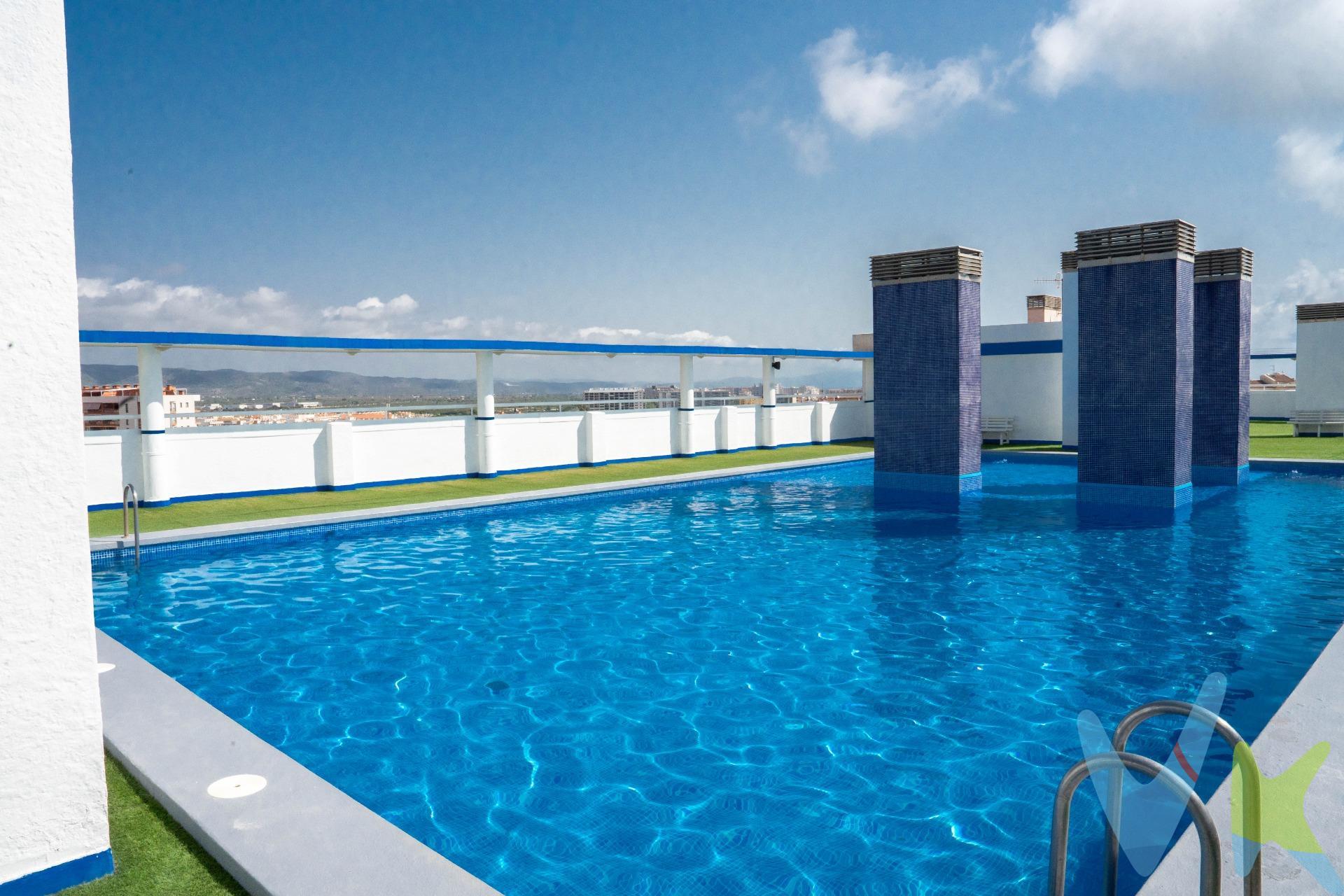 Descubre este magnífico apartamento situado en Oropesa del Mar, a solo 200 metros de la emblemática Playa de la Concha. Con una superficie construida de 74 m² y útil de 53 m², esta propiedad se encuentra lista para entrar a vivir. Dispone de dos acogedoras habitaciones dobles que ofrecen comodidad y tranquilidad. El apartamento cuenta con un baño completo , cocina office, salón comedor y una terraza privada de 7 m² desde donde podrás disfrutar de unas maravillosas vistas hacia la piscina principal del residencial; además, el complejo incluye cuatro piscinas adicionales ubicadas en la azotea, donde podrás refrescarte y deleitarte con sus espectaculares vistas. La urbanización está perfectamente cuidada e integrada en un entorno natural muy próxima al acceso de la vía verde que une Oropesa con Benicasim,  donde durante el paseo podrás descubrir increíbles calitas naturales. En cuanto al transporte público, hay autobuses cercanos así como acceso fácil al tren. Este inmueble también ofrece plaza parking incluida lo que añade valor adicional a tu inversión inmobiliaria . No pierdas esta oportunidad única: ¡el hogar perfecto cerca del mar te espera! Contacta hoy mismo para más información. La Concha, con forma de bahía, te ofrece un mar en calma apto para todos los públicos. Columpios y toboganes; hamacas y sombrillas te esperan. Completamente accesible, la playa de La Concha es también el centro de las actividades lúdicas. Un bello atardecer prolongará tu estancia hasta la hora del aperitivo y un cielo plagado de estrellas espera tu paseo nocturno. Esta maravillosa playa cuenta con los distintivos de Bandera Azul, ISO14001, SICTED (Sistema Integral de Calidad Turística en Destino) y “Q” Qualitur. Los metros útiles son aproximados. Este inmueble es en exclusiva, con lo que le facilitamos cualquier información sobre la vivienda. Por este motivo, solicitamos no molesten al propietario, ocupantes de la propiedad, vecinos o conserje de la comunidad.  . Muchas gracias por su comprensión. El precio indicado puede sufrir variaciones. En todos los casos los precios expuestos son más impuestos y gastos derivados de la transmisión del inmueble . La operación esta sujeta al Impuesto de Transmisiones Patrimoniales (ITP), cuyo tipo general es del 9%, gastos de Notaría, Registro de la Propiedad y en su caso, gestoría. 