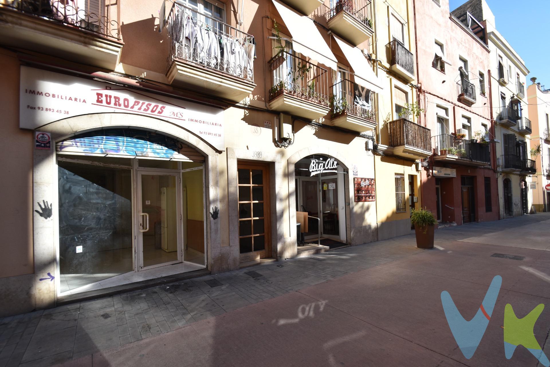 Local con Salida de Humos en Vilanova . Se vende local en Plaça Llarga, Vilanova i la Geltrú. Superfície de 86m² construidos. Preparado con escaparate, lavabo, instalaciones y salida de humos instalada. Doble acceso con persianas (delante y detrás). Zona peatonal, cerca del centro. (El precio no incluye impuestos (ITP, IVA y AJD), ni los gastos de notario ni los de registro.).