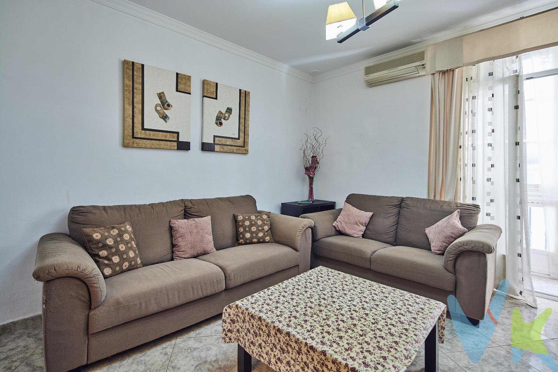 Magnífica vivienda de dos dormitorios con mas de 100 metros cuadrados en pleno corazón del casco antiguo de la ciudad, a escasos metros de la Plaza del Palillero y de la Plaza de Candelaria. Disfrute de la posibilidad de los atractivos que presenta la ciudad tal y como salga de su casa. La vivienda cuenta con un amplio salón comedor con cierro a la calle con posibilidad de dos ambientes, estar y comedor y split de aire acondicionado. Dormitorio principal amplio, con posibilidad de amplio armario y ventilación a la galería que da al patio principal del edificio. Dormitorio individual de buen tamaño y con armario empotrado. Cocina amueblada en perfectas condiciones. Cuarto de baño completo con bañera y bidé. La vivienda cuenta además en su interior con un trastero. Edificio en buen estado con ITE vigente hasta 2056 fruto de una rehabilitación integral. Periodo de validez de la publicación 31/12/2026. Honorarios de agencia: 3% más IVA (21%) del precio de compraventa. Se hace constar que la agencia efectúa una labor de intermediación, y que las condiciones finales de la compraventa quedan sujetas a la aceptación expresa de la parte vendedora y formalización del contrato de compraventa. Gastos aproximados de comprador en concepto de Aranceles notariales y Registro de la Propiedad: 900 € - 1.500 €, variables según operación (Real Decreto 1426/1989 y Real Decreto 1427/1989). Operación sujeta a I.T.P. (7%) (Ley 5/2021, de 20 de octubre, de Tributos Cedidos de la Comunidad Autónoma de Andalucía). *Estimación tipos generales de gastos de compra según ley. Todos los porcentajes son aplicables sobre precio de compraventa del inmueble o valor de referencia catastral. Gastos particulares de financiación por cuenta de comprador no incluidos. Consulte con nosotros si tiene bonificaciones en su caso concreto, estaremos encantados de asesorarle con todo detalle.  