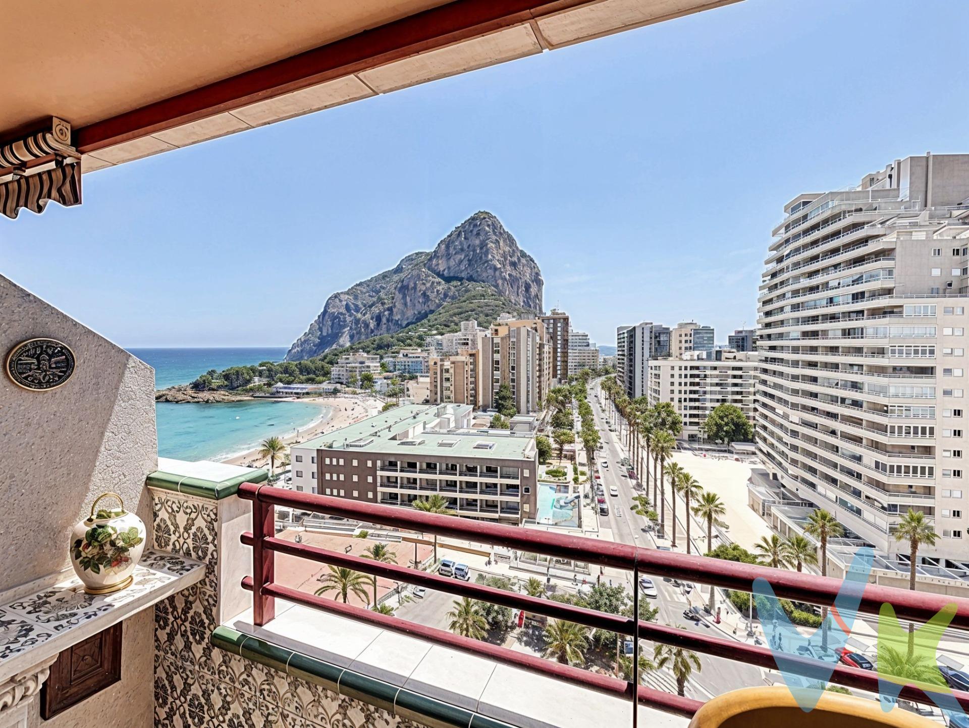 Vive el Mediterráneo desde las alturas: tu hogar en Calpe, edificio Zafiro 🌅. Ubicado en la planta 11 de uno de los edificios más demandados de la zona, con ascensor, piscinas, zonas comunes y parking cubierto que también puede usarse como trastero. Este piso de 76 m² te ofrece una experiencia de vida que conquista todos los sentidos. 👀 Para quienes lo ven todo:. Desde el momento en que entras, los ojos se te van directos al horizonte. Las vistas panorámicas al Peñón de Ifach, las salinas y el mar se convierten en el telón de fondo de tu día a día. Cada estancia ha sido pensada para mirar al exterior: el balcón orientado a levante, al que se accede desde la cocina, ofrece postales constantes del Mediterráneo, la Playa de Calpe y las coloridas salinas. 🖐️ Para quienes lo sienten:. La brisa marina acaricia suavemente mientras disfrutas de una cena en el balcón principal, donde el sonido del mar y las luces de la ciudad crean un ambiente mágico. El salón comedor con varios ambientes invita a descansar, a reunirse, a vivir. La vivienda cuenta con aire acondicionado frío/calor, ideal para mantener siempre el confort en cualquier estación. Además, dispone de dos habitaciones dobles, una de ellas con baño en suite, ambas con armarios empotrados. Y para que todo esté siempre a mano: galería con lavadora y termo, y una despensa exterior para tus provisiones de verano. 🔊 Para quienes lo escuchan todo:. Escucha cómo la calma se apodera de tus días. Los sonidos de las gaviotas, el mar rompiendo en la distancia y el susurro del viento entre los veleros que navegan frente a ti. De noche, el ambiente se transforma: la ciudad se ilumina, y el silencio se convierte en escenario de conversaciones, risas y buenos momentos. 🛏️ 2 habitaciones dobles (una en suite). 🛁 2 baños. 🍳 Cocina independiente con galería. 🌅 2 balcones con vistas espectaculares. 🌬️ Aire acondicionado frío/calor. 🏊 Zonas comunes con piscina. 🚗 Parking cubierto/trastero. 📍 A pocos pasos del mar y del centro de Calpe. Este piso no es solo un lugar para vivir. Es una experiencia sensorial. Ven a verlo y siente cómo el Mediterráneo se convierte en tu hogar. La descripción del presente inmueble e imágenes tienen mero carácter informativo y en ningún caso carácter contractual, pudiendo ser modificados por la inmobiliaria comercializadora sin que ello implique responsabilidad alguna frente a terceros. En el precio de venta a público, esta propiedad NO incluye los gastos de adquisición (Notario, registro, gestión, honorarios, etc…).