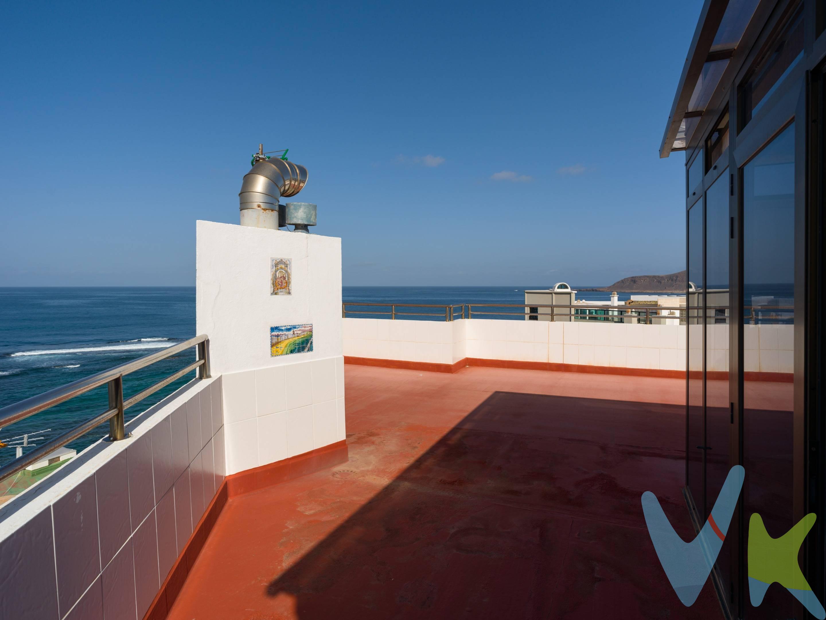 Exclusivo Ático Dúplex en Playa de Las Canteras: Luz, Espacio y Vistas Inigualables. Situado en la impresionante Playa de Las Canteras, este espectacular ático dúplex es una joya única que ofrece amplitud, privacidad y abundante luz natural. Situado en la séptima planta de un exclusivo edificio con una sola vivienda por planta, esta vivienda ofrece un entorno privilegiado donde podrá disfrutar del relajante sonido del mar y de unas vistas impresionantes. Con 226 m², esta propiedad ofrece la oportunidad única de actualizarla y modernizarla a su gusto, creando una vivienda única y personalizada donde cada espacio está diseñado para maximizar la luz natural y la ventilación. Distribución y Características:. 3 amplios dormitorios, todos ellos llenos de luz natural. 2 baños completos + 1 aseo de cortesía, con posibilidad de actualizarse para un diseño más moderno y funcional. Cocina independiente, que ofrece múltiples posibilidades para adaptarla a un concepto más abierto y contemporáneo. Amplio salón comedor, perfecto para crear diferentes ambientes con espacios abiertos y luminosos. Dos terrazas: una cerrada y otra abierta, donde la luz natural se fusiona con las impresionantes vistas, proporcionando el lugar perfecto para disfrutar de los atardeceres más impresionantes sobre el Atlántico. Un espacio con potencial infinito. Esta propiedad destaca no solo por su ubicación privilegiada y vistas espectaculares sino también por la oportunidad de modernizarla manteniendo su encanto y esencia. Los generosos espacios permiten una distribución flexible, ya sea integrando la cocina con el salón, mejorando los acabados o potenciando los espacios abiertos para maximizar la luz, la amplitud y la conexión con el exterior. Imagina despertar cada mañana con la brisa del mar, disfrutar de una cena en la terraza mientras el atardecer se refleja en el océano y vivir en un barrio vibrante con todos los servicios, tiendas y la playa a un paso. Una oportunidad única en una de las mejores ubicaciones de la ciudad. Si buscas una vivienda con carácter, exclusividad y con posibilidades de adaptarla a un estilo de vida moderno y sofisticado, este ático dúplex en Playa de Las Canteras es la elección perfecta. Contacta con nosotros para más información o para concertar una visita. ¡Ven a verlo tú mismo!