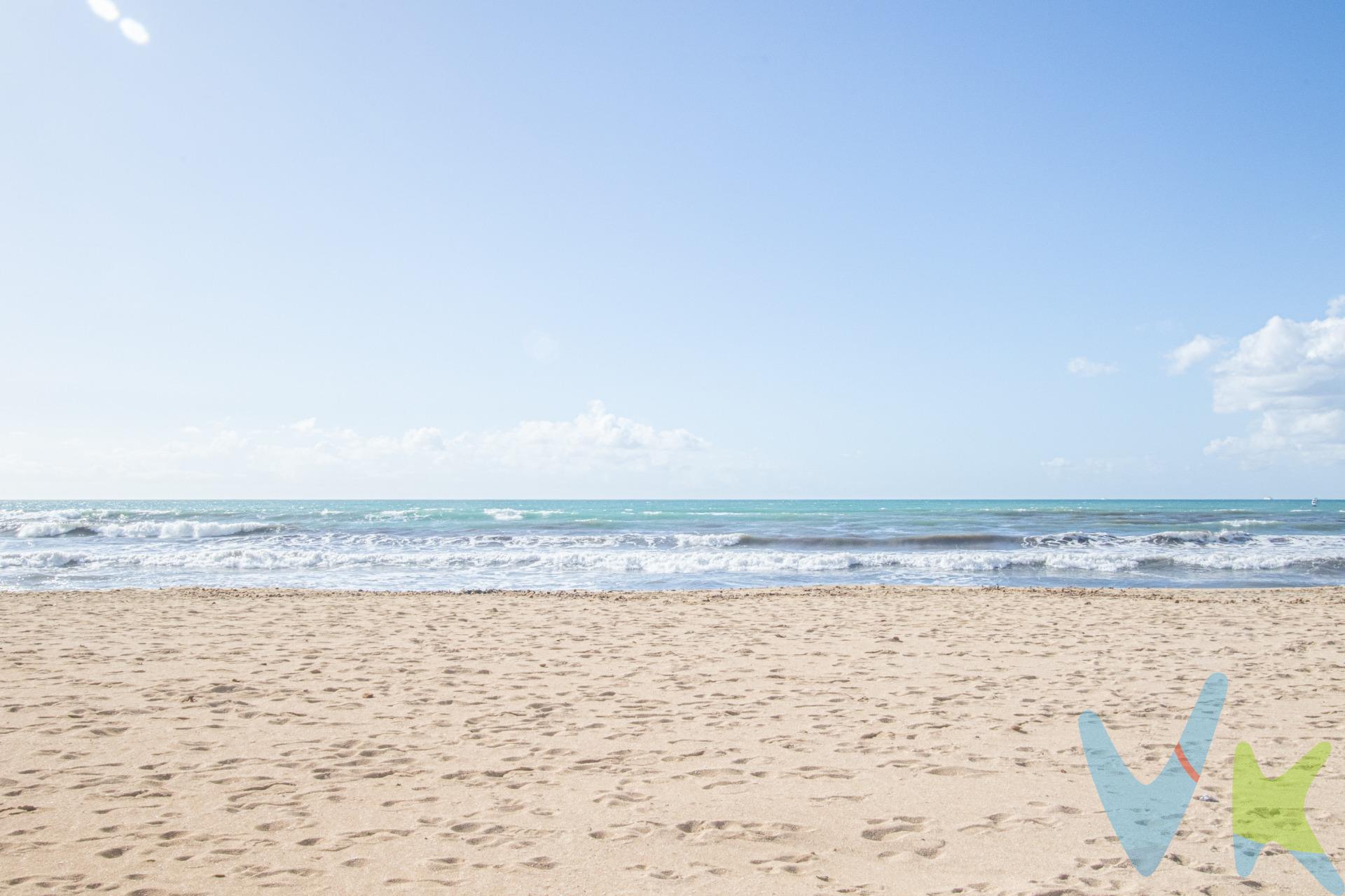 Si tu anhelo siempre ha sido residir cerca del mar, esta es la ocasión perfecta. . Te ofrecemos una cautivadora residencia en Can Pastilla, ubicada a escasos 50 metros de la playa, ideal para familias que desean confort, espacio y un ambiente sereno. . Nada más entrar, un recibidor cálido te da la bienvenida y te guía hacia el espacioso salón-comedor, óptimo para vivir instantes especiales en familia. Desde este punto, puedes acceder a una terraza frontal, excelente para gozar de la brisa marina y relajarte al aire libre y desde donde puedes contemplar el mar a tu izquierda. .  La organización de la casa es funcional y concebida para la vida familiar:.  Un primer dormitorio junto al salón, con armarios empotrados y próximo a un baño completo.  . Al otro extremo de la vivienda se hallan dos dormitorios adicionales, amplios y apacibles, junto a otro baño completo. . La vivienda cuenta con una amplia cocina con despensa al que podemos llamar el núcleo de la casa, puesto que enlaza con un segundo salón que da paso directo al jardín trasero, un espacio ideal para que los niños jueguen o para disfrutar de encuentros familiares y almuerzos o cenas al aire libre.  . Dispone de garaje privado, una conveniencia esencial para el día a día, con capacidad para tu coche y almacenamiento extra por ejemplo para los útiles de la playa etc. .  Esta propiedad fusiona cercanía al mar, amplitud y la oportunidad de forjar recuerdos imborrables en cada rincón, así como la cercanía al centro de Palma, gracias a su ubicación , a 2 minutos de la autopista y de la parada del autobús.  Perfecta para quienes buscan un hogar donde cada día se perciba como unas vacaciones.  ¡No dudes en visitarla y experimentar la vida junto al mar en Can Pastilla!. El precio de venta indicado no incluye el Impuesto de Transmisiones Patrimoniales (ITP), que será orientativamente del 8,20 %, ni los gastos notariales y registrales, estimados orientativamente en un 2 % del valor de la compraventa, los cuales deberán ser abonados por la parte compradora al firmar la correspondiente escritura pública. El importe de los impuestos se calcula sobre el precio final que conste en la escritura pública y puede variar en función de la normativa aplicable, así como de las subvenciones, ayudas, edad y demás circunstancias personales del contribuyente. Los honorarios de la agencia inmobiliaria serán asumidos íntegramente por la parte vendedora, no suponiendo coste alguno para la parte compradora. Inmobiliaria Inscrita en el Registre Oficial de Agents Immobiliaris de les Illes Balears con el NÚMERO REGISTRO: GOIBE747077/2024.