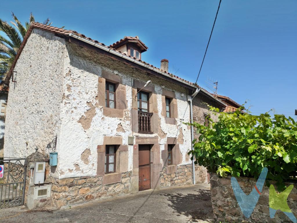 En el corazón del pintoresco pueblo de Santa Cruz de Iguña, Ayuntamiento de Molledo, se encuentra esta auténtica casa montañesa de piedra, con cuadra y pajar adosados, que ofrece una oportunidad única para quienes buscan un proyecto de rehabilitación con alma.La propiedad, de sólida construcción tradicional en piedra, se distribuye en dos plantas más desván, conservando todo el carácter de las edificaciones rurales cántabras. Es una vivienda para REFORMAR INTEGRAMENTE, lo que permite imaginar y diseñar cada rincón a medida, respetando su esencia original.El conjunto se encuentra enclavado en una zona de gran riqueza histórica, arquitectónica y natural, rodeada de montañas, bosques, praderas y ríos que hacen de este enclave un lugar ideal para los amantes de la tranquilidad y la vida en contacto con la naturaleza. Santa Cruz de Iguña destaca por su valor patrimonial, con ejemplos de arquitectura tradicional bien conservada, y forma parte del municipio de Molledo, en el corazón de Cantabria.A pesar de su entorno rural, la casa goza de una excelente comunicación, con acceso inmediato a la autovía A-67, que conecta cómodamente con Los Corrales de Buelna, Torrelavega, Reinosa o Santander. Un equilibrio perfecto entre lo auténtico y lo accesible.Una propiedad con mucho potencial, ideal tanto como vivienda habitual como para desarrollar un proyecto turístico o de segunda residencia en una de las zonas más genuinas y con mayor proyección del interior cántabro.