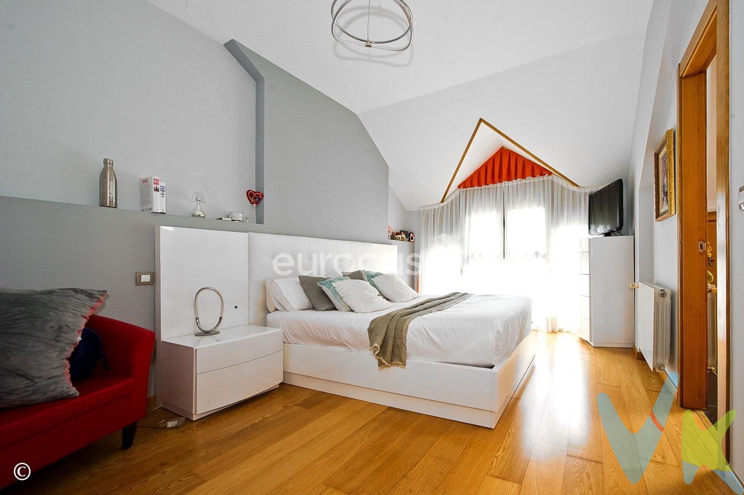 CONECTADO CON TODO, PENSADO PARA VOSOTROS. ¿Buscas un hogar donde cada rincón sume bienestar y calidad de vida? Este chalet pareado es perfecto para vosotros. Con una ubicación inmejorable, a tan sólo 200 metros de la salida a la autovía Bilbao-Torrelavega, y con todos los servicios al alcance, este chalet pareado con jardín en Santa María de Cayón cumple todos los requisitos para ti y tu familia. La vivienda se distribuye en dos plantas muy bien organizadas. En la planta baja encontramos un amplio salón-comedor con chimenea y acceso directo al jardín, ideal para disfrutar de momentos en familia o con amigos. La cocina es independiente, luminosa y funcional, y en esta misma planta también hay un aseo de cortesía y acceso al garaje, lo que aporta gran comodidad en el día a día. La planta superior está destinada a la zona de descanso. Cuenta con tres dormitorios, todos exteriores y con buena iluminación natural. El dormitorio principal dispone de baño en suite y un práctico vestidor, creando un espacio íntimo y confortable. Además, hay un segundo baño para dar servicio al resto de habitaciones. En cuanto a calidades, la vivienda está equipada con ventanas de PVC, suelos de parquet en la planta superior y gres en salón, cocina y baños. También dispone de un sistema de aspiración centralizada, lo que mejora notablemente la limpieza y el confort. La casa es completamente exterior y goza de una excelente orientación sur, este y oeste, lo que garantiza luz natural durante todo el día. Además, su ubicación es inmejorable: a solo 200 metros de la salida a la autovía Bilbao-Torrelavega, y con todos los servicios al alcance —supermercados, colegios, centro de salud, y más—. Una vivienda pensada para quienes valoran el espacio, la calidad y una buena conexión con el entorno. Haz de esta vivienda tu nuevo hogar. 