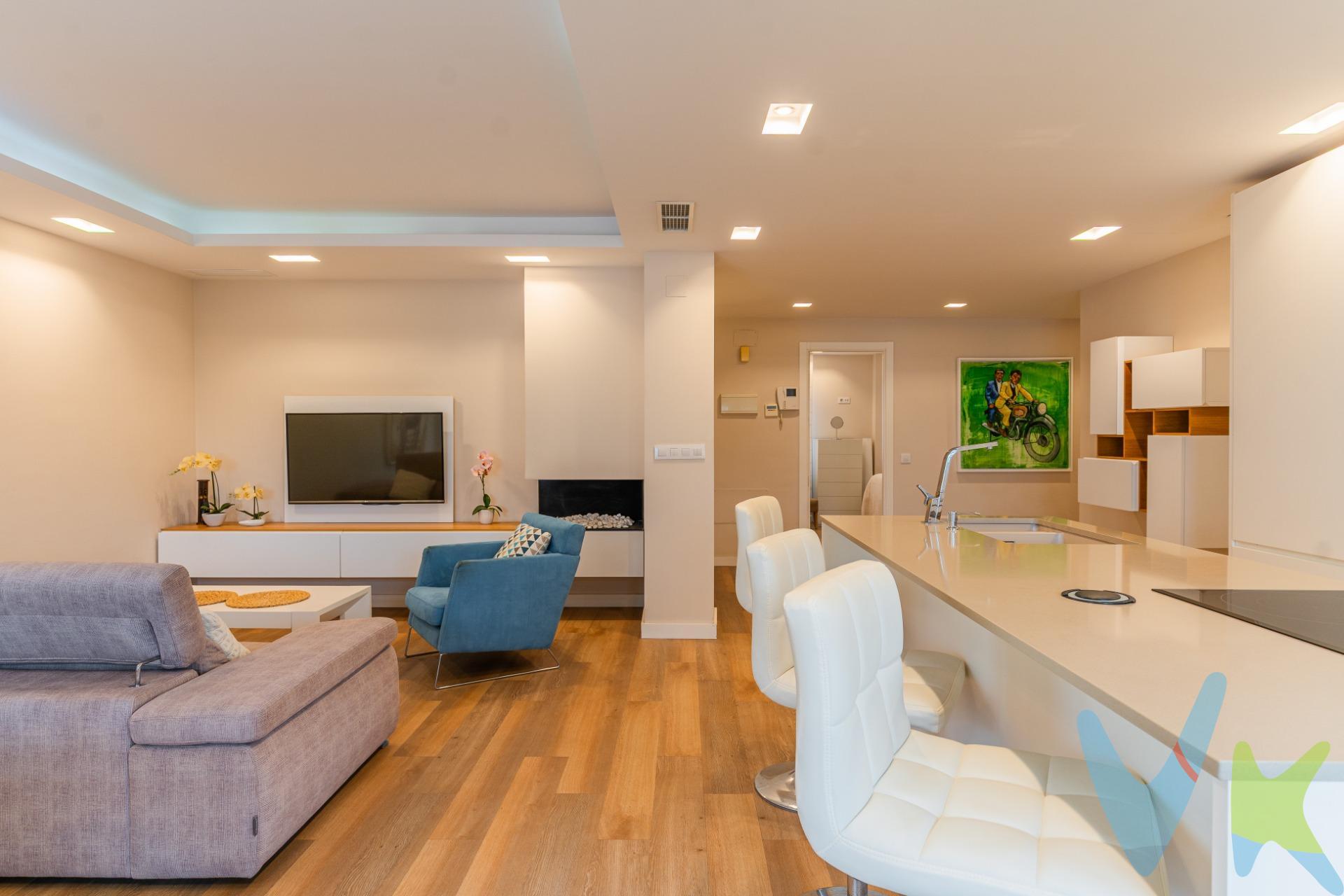 Descubre este espectacular piso con ascensor donde la modernidad se encuentra con la elegancia, ubicado en el corazón de Jerez de la Frontera, listo para entrar a vivir.  La vivienda en origen de 3 domitorios y actualmente convertida en 2, dispone de 1 habitación doble de gran tamaño y otra sencilla, ambas con armarios empotrados, un baño con plato de ducha y equipado con lavadora y secadora. La joya de la vivienda es su amplio salón comedor-cocina, que hará las delicias de propios e invitados. Su orientación sur asegura luminosidad durante todo el día y sus ventanas de doble cristal, proporcionan confort climático y aislamiento acústico. Incluye garaje privado para mayor comodidad y trastero adicional para almacenamiento extra. Disfruta del confort que ofrece su aire acondicionado centralizado y sus ambientes cuidadosamente amueblados. Cuenta también con excelentes conexiones mediante autobuses urbanos para ir a cualquier lugar de Jerez, muchos colegios para elegir, el conservatorio Joaquín Villatoro, 2 restaurantes estrella Michelin y todos los servicios del centro de la ciudad. No pierdas esta gran oportunidad y llama para ampliar  la información y visitarlo.