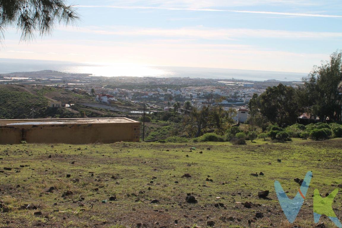 Solar  de 200 m2 situado en la zona de La Primavera en Telde con fachada a 2 calles , con proyecto y licencia para construir viviendas tipo pisos con garaje  y un duplex con acceso independiente con garaje privativo.  Está situado en la Zona de la Primavera,  a pocos minutos de San Juan , Telde;  con amplias vistas hacia el entorno inclusive al mar.  . Posibilidad de escuchar ofertas de permuta.  .  Información: Los gastos inherentes a la compraventa de la propiedad: Notaría,  impuestos,  registro , no se encuentran incluidos en el precio.  Los datos expuestos son meramente orientativos y se encuentran sujetos a errores u omisiones involuntarias.