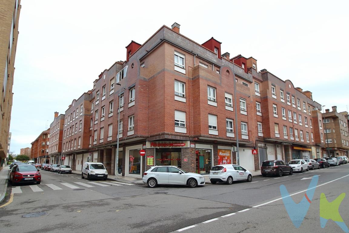 **Gran Oportunidad en Gijón: Dúplex en Perchera La Braña**Descubre este impresionante piso dúplex ubicado en la deseada zona de Perchera La Braña en Gijón. Esta propiedad, presentada ahora para su venta, ofrece una combinación perfecta de comodidad y estilo, ideal para quienes desean vivir en una de las áreas más cotizadas de la ciudad.Ubicado en la planta 3 de un edificio sólido, este dúplex, construido en 1991, se presenta como una excelente opción para aquellos que buscan espacio y funcionalidad. Con un total de 91 metros cuadrados construidos, la distribución y el diseño de esta propiedad están pensados para maximizar el confort de sus residentes.Al ingresar, serás recibido por un ambiente cálido y acogedor que refleja un esmerado cuidado en cada detalle. La propiedad consta de tres amplias habitaciones que ofrecen privacidad y permiten una personalización según los gustos y necesidades de cada miembro del hogar.La comodidad no termina en el interior. Uno de los grandes atractivos de este dúplex es su moderno ascensor, que asegura un acceso fácil y cómodo a la vivienda, haciendo las tareas diarias mucho más simples.Además, esta propiedad incluye garaje, un valioso añadido para aquellos que valoran la seguridad y conveniencia de tener su vehículo protegido y accesible en cualquier momento. El amplio espacio del garaje también sugiere versatilidad, bien sea para estacionar el automóvil o para almacenamiento adicional. La vivienda no cuenta con acceso directo desde el ascensor al garaje.La proximidad de paradas de autobús añade un valor extra a este inmueble, posibilitando una excelente conexión con el resto de Gijón y facilitando la movilidad de manera eficiente. Esta conveniencia hace que el desplazamiento por la ciudad sea totalmente accesible, incluso para aquellos que prefieren el transporte público.Perchera La Braña es conocida por su ambiente apacible y por ofrecer un equilibrio perfecto entre vida urbana y tranquilidad residencial. Los futuros propietarios disfrutarán de la cercanía a numerosas tiendas, servicios de atención diaria y espacios de recreación, haciendo que esta ubicación sea perfecta tanto para familias como para profesionales.Vivir en este barrio significa estar rodeado por una comunidad activa, donde eventos locales y actividades culturales enriquecen la vida de sus residentes. Además, la proximidad a prestigiosas escuelas, centros médicos y diversas opciones de ocio incrementa aún más el atractivo de este enclave residencial.Este piso dúplex en Gijón es único por sus características, y ciertamente superará tus expectativas una vez que lo visites. Te invitamos cordialmente a programar una visita para experimentar de primera mano todo lo que este maravilloso hogar tiene para ofrecer. Al explorar cada rincón de esta propiedad, podrás apreciar cómo cada detalle ha sido cuidadosamente pensado para ofrecer comodidad y elegancia.No dejes pasar esta oportunidad de invertir en un dúplex que no solo ofrece una gran cantidad de metros cuadrados, sino también una vida llena de ventajas y conexiones en uno de los barrios más atractivos de la ciudad de Gijón. Esperamos poder recibirte pronto para una visita personalizada y mostrarte por qué este podría ser el hogar de tus sueños.Contamos con más de 35 años de experiencia acreditada y nuestro objetivo es garantizarle un servicio de compra humano, ético, de calidad, fácil y seguro. Nuestro equipo lo integran agentes con la titulación AIR (Agente Inmobiliario Registrado), somos CRS (Council of Residential Specialist) y API. (Agente de la Propiedad Inmobiliaria Colegiado nº248). Contamos con un seguro de Caución que nos permite garantizar el depósito de las cantidades entregadas por nuestros clientes.Te ayudamos con la financiación con las mejores condiciones hipotecarias hasta el 100%.Consulte en nuestras reseñas de Google lo que opinan los clientes que ya han trabajado con nosotros.EL PRECIO NO INCLUYE IMPUESTO DE TRASMISIONES PATRIMONIALES, NOTARIA Y REGISTRO.