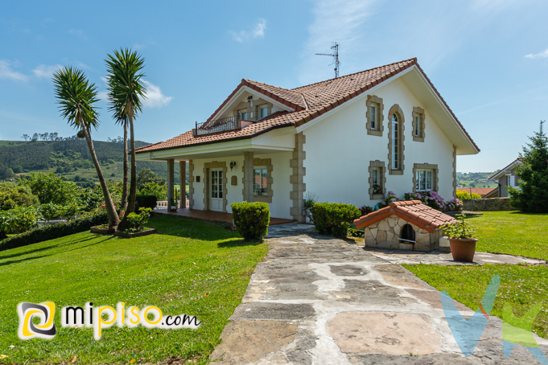 CASA CON TERRENO. Inmobiliaria Mi Piso le presenta esta fantástica casa con terreno en Arnuero ; en paraje de gran belleza a escasos kilometros de la playa de la Arena. Playa situada en la costa de Trasmiera, junto a la desembocadura de la Ría de Ajo, al pie de un encinar de gran interés natural. Tiene acceso rodado desde la localidad de Isla, de la cual dista algo más de un km. La vivienda ocupa una superficie de 180m2 en dos plantas, aneja a un terreno de unos 2.800m2 de terreno urbano. Cuenta con la posibilidad de poder construir junto a ella una u dos viviendas más. La vivienda se divide en dos plantas, en planta baja nos encontramos con una amplia cocina, baño , oficce- comedor , salón con acceso a amplio porche y habitación con baño en suite. En la primera planta tenemos otras tres amplias habitaciones, la principal con vestidor, un baño y tres terrazas con orientación totalmente soleada con acceso desde las habitaciones. Todo ello con unas vistas despejadas a la naturaleza.  La vivienda cuenta también con garaje. Algo diferente que no debes dejar de visitar.