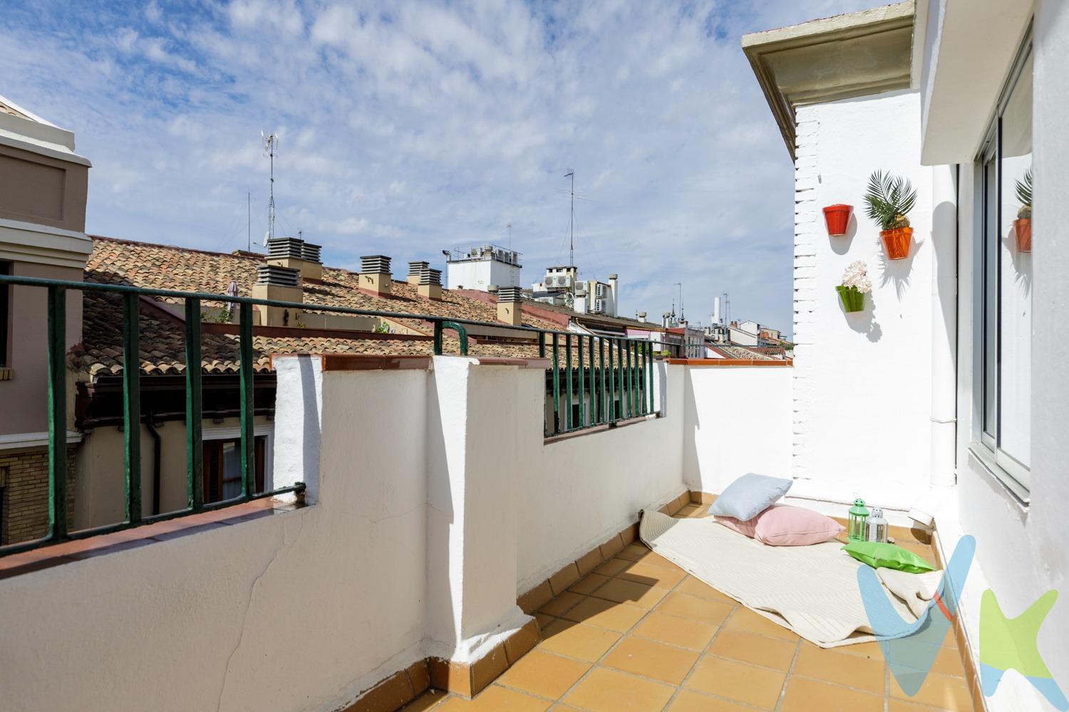 📍C/ Espoz y Mina, en pleno Casco Histórico de Zaragoza. Ático de 96 m2 con terraza de 8 m2, en origen con una terraza más amplia. Actualmente distribuido en 3 dormitorios (uno con alcoba), salón, amplia cocina y 1 baño (en origen baño y aseo). 🔥 Calefacción y agua caliente individual gas ciudad.. Nos encanta 💖por:. ✔ Su estupenda ubicación en pleno Casco Histórico, cerca del tranvía, al lado de Plaza del Pilar, de la zona comercial de la ciudad y del ocio de moda, el Tubo, y también cerca del parque Bruil 🌳 y de la Ribera del Ebro. ✔ Su terraza tan aprovechable. ✔ Lo luminoso ☀️ y lo tranquilo, aún estando en zona con mucho movimiento. Descubre este piso y su zona, y llámanos para visitarlo, no dejes que otros te lo cuenten 📢. Pero mientras, ⏩ Entra en nuestro TOUR VIRTUAL en el enlace o en el acceso que ahora te indicaremos, y podrás ver cada estancia, el plano de la vivienda y hasta medir espacios 👉 https://inmo.in/QexCmX. Gastos de compra y honorarios de agencia no incluidos en el precio.
