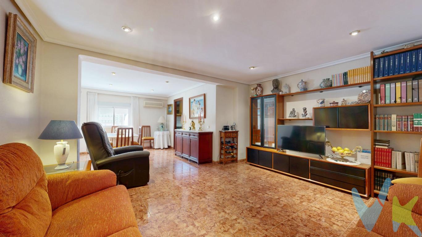 AMPLIO Y LUMINOSO PISO DE 3 HABITACIONES SIN ASCENSOR, EN EL CASCO ANTIGUO DE MANISES.¿Estás buscando la vivienda perfecta que al verla te convenza por completo de que es tu casa ideal? La casa preparada para convertirla en tu nuevo hogar. Se trata de una vivienda muy amplia de 3 HABITACIONES y con todos los servicios cerca: parada de metro, autobús, colegios, ayuntamiento, cafeterías, supermercados y muy bien ubicada, uno de los barrios más cotizados de Manises. Zona perfecta para entrada y salida en coche, a un paso de Valencia y con un ambiente tranquilo y joven. Hablemos del piso... Se encuentra en una segunda altura, luminoso, amplio, y muy bien distribuido. El salón comedor destaca por sus grandes dimensiones con una entrada de luz natural impresionante y techos altos, junto a él encontramos la cocina con posibilidad de hacer cocina abierta a salón. Si pasamos a la parte de noche de la casa encontramos 3 habitaciones con un baño completo que les da servicio. La habitación principal, amplia y muy luminosa, cuenta con balcón con vistas a una de las plazas más importantes de Manises. La vivienda dispone de aire acondicionado, ventanas climalit, suelo porcelánico, armarios empotrados de madera, y ventilación cruzada. No lo pienses más, ven a descubrir tu nuevo hogar y empieza a vivir como siempre habías deseado.MBI ABASTOS está inscrita en el Registro de Agentes de Intermediación Inmobiliaria de la Comunidad Valenciana RAICV 1525.La descripción del presente inmueble e imágenes tienen mero carácter informativo y en ningún caso carácter contractual, pudiendo ser modificados por la agencia inmobiliaria sin que ello implique responsabilidad alguna frente a terceros. No incluidos en el precio impuestos, gastos de notaría, registro ni honorarios de la agencia. Esta propiedad se pone a la venta con toda la documentación comprobada y en regla, por lo que ofrecemos GARANTIAS a los compradores.Por mandato expreso del propietario comercializamos este inmueble mediante contrato de multiexclusiva, por el cual numerosas agencias colaboradoras, nacionales e internacionales, ofrecen esta vivienda a sus potenciales compradores, todo ello garantizando un servicio de calidad, un trato fácil, sencillo y sin interferencias de terceros. Por este motivo, se ruega no molestar al propietario, a los ocupantes de la propiedad, a los vecinos o conserjes del edificio o urbanización si los hubiera. Muchas gracias por su comprensión..