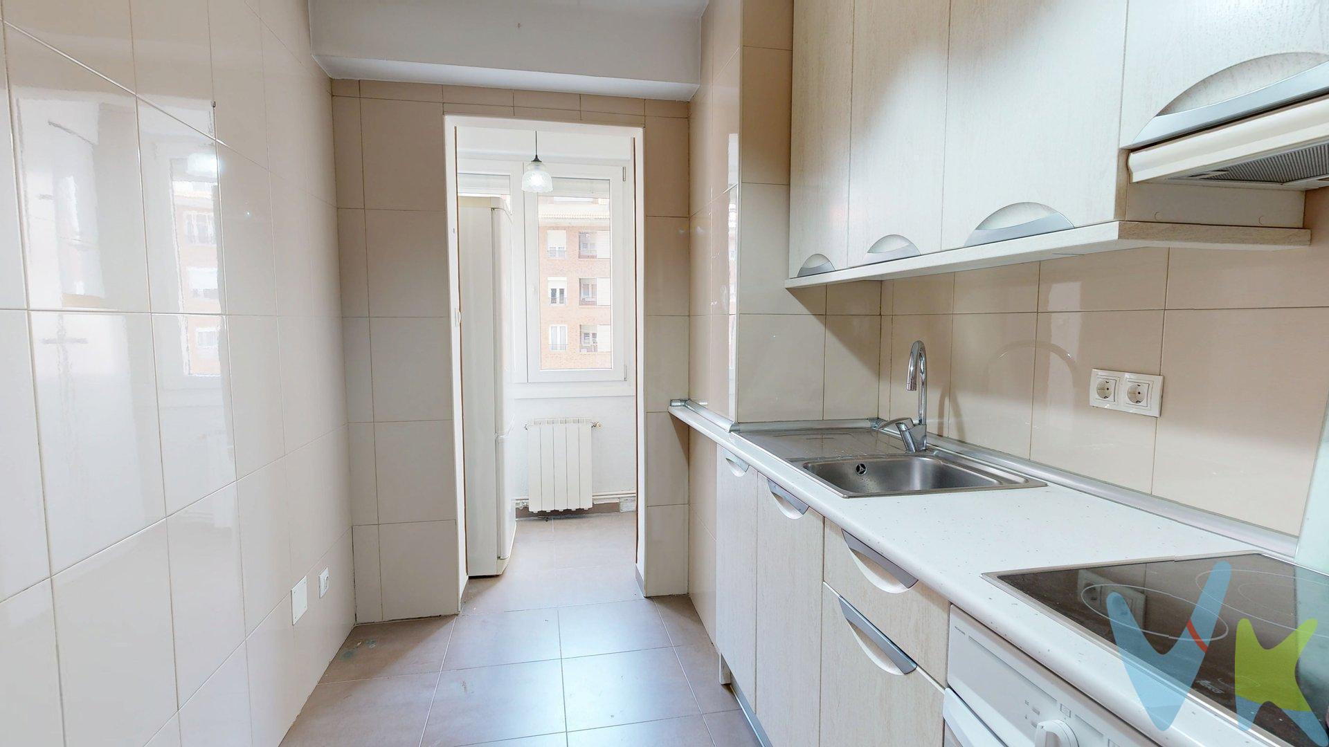 Hay viviendas que te hacen la vida más fácil incluso antes de entrar por la puerta. Este piso en Calle Emilio Castelar 89, en el barrio de San José, zona de la Granja, tiene justo ese valor: una casa cómoda, práctica y con algo cada vez más difícil de encontrar, garaje opcional en la misma comunidad (no incluido en el precio). La vivienda cuenta con 72 m² construidos y 66 m² útiles, con una distribución cómoda y muy bien pensada para el día a día: un salón de 16 m² donde disfrutar de momentos en casa, una cocina independiente de 8,5 m²,  y 3 habitaciones —2 dobles y 1 individual— y 1 baño con plato de ducha. Es un piso en buen estado para entrar a vivir y muy cuidado, perfecto para quien quiere entrar con una buena base y terminar de darle su toque personal. No partes de cero: ya hay camino avanzado, pero todavía tienes margen para convertirlo en un hogar muy tuyo. La vivienda dispone de calefacción y agua caliente por caldera individual a gas, con matenimientos al dia, split de aire acondicionado, videoportero y acceso para personas con movilidad reducida en un edificio de 1972 en buen estado. Vivir aquí es ganar tiempo y tranquilidad. Tendrás cerca autobuses, colegios, centros médicos, zonas infantiles y zonas con árboles, en un entorno cómodo y familiar donde el día a día resulta mucho más sencillo. Y, sin duda, uno de sus grandes diferenciales es el GARAJE OPCIONAL  en la misma finca que puedes adquirir si lo deseas por un precio de 22.000 € sumados al precio de la vivienda.Y así poder llegar a casa y aparcar sin dar vueltas no es solo comodidad: es calidad de vida. Gastos de comunidad:. Vivienda: 41,70 €/mes. Garaje: 10/mes (opcional). . IBI:. Vivienda: 208,60 €/año. Garaje: 19,70 €/año (opcional). Total IBI: 228,30 €/año. Ven a conocerlo. Puede que este piso sea justo el comienzo que estabas buscando.