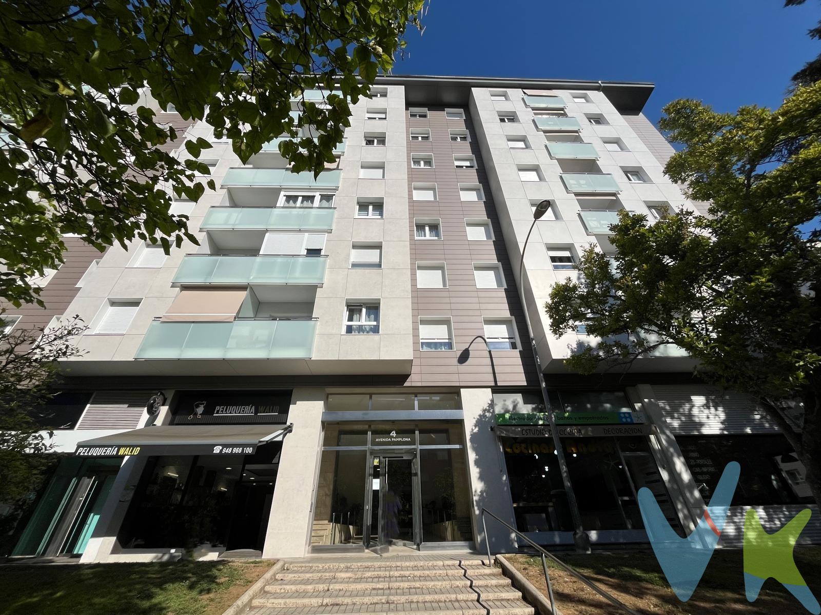 Ponemos a la venta esta excelente vivienda de 66 m² útiles en una quinta planta, luminosa, con vistas despejadas y una ubicación inmejorable a la entrada de Barañain, muy próxima al Complejo Hospitalario de Navarra, al Recinto Universitario, al Conservatorio de Música de Pamplona, así cómo a la Biblioteca de Navarra. Además la vivienda se encuentra en una zona muy bien comunicada, con todos los servicios cerca: transporte público, comercios, centros educativos, zonas verdes y más. Una oportunidad perfecta tanto para vivir como para invertir. La fachada ventilada recién instalada, mejora notablemente el aislamiento térmico y acústico del edificio, además instalaron ventanas de PVC con rotura de puente térmico, que aportan eficiencia energética y confort. Distribución funcional y cómoda:. - 3 dormitorios dobles, dos de ellos con prácticos armarios empotrados. - Acogedora sala de estar con acceso a un bonito balcón cerrado, ideal como zona de lectura o relax. - Cocina amueblada y equipada, lista para su uso.  ¡No dejes pasar esta oportunidad! Contáctanos para más información o concertar una visita. (DATOS MERAMENTE INFORMATIVOS, SIN VALOR CONTRACTUAL. EL PVP INDICADO NO INCLUYE IMPUESTOS, GASTOS DE TRANSMISIÓN).