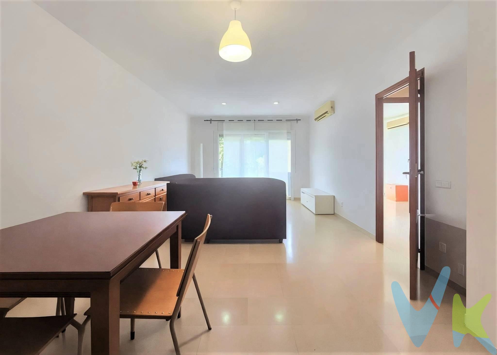 AMPLIO PISO DE 3 Habitaciones PARA ENTRAR A VIVIR  en Passeig Mata / Carrer Ample de Reus. Les presentamos en exclusiva este fantástico inmueble  de más de 120m²  construidos, tal y como marca su ficha catastral. La vivienda esta situada en una de las zonas TOP de la ciudad, Passeig Mata con carrer Ample, con todo a su alcance; centros comerciales, estación de tren, paradas de Bus, las mejores tiendas al detalle de la ciudad, zonas verdes, parques, gimnasios, centros deportivos y a escasos 5 minutos a pie del corazón de la ciudad. El inmueble está equipado y distribuido en:. - 3 amplias habitaciones, una de ellas tipo suite. Todas ellas con armarios empotrados. - Un polivalente salón/comedor con salida al balcón. - Una amplia y equipada cocina con acceso a un práctico patio/lavandería. - 2 baños completos. - Exteriores de aluminio/climalit de altísimo nivel. - Suelos de mármol de primera calidad. - Balcón con vistas al paseo. - Ojos de buey. - Aire acondicionado, frío/calor. - Un elegante Hall/distribuidor que entiende  a la perfección la habitabilidad de este hogar, su futuro Hogar. -  Y todo ello situado en un selecto edificio con tan sólo 5 vecinos y construido en el año 1993. Aprovechen esta ocasión  única de ser propietarios de una de las  viviendas más valoradas y solicitadas de la ciudad, todavía están a tiempo. Contacten ya con nosotros y agendaremos una visita. Les atenderemos con mucho gusto.