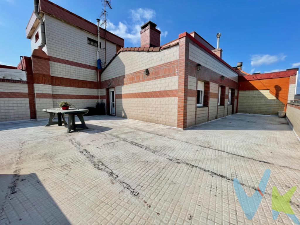 Junto a la calle Brasil nos encontramos con este fabuloso ático con terraza y plaza de garaje.La vivienda se distribuye en 3 dormitorios, cocina-comedor y baño. Todo ello con una superficie de unos 50 m2 ampliables gracias a sus 90 m2 de terraza descubierta.La vivienda tiene las ventanas de aluminio lacado con doble cristal, los suelos de tarima y gres y termo eléctrico para el agua caliente.Exterior, muy luminosa y soleada con unas impresionantes vistas a toda la zona verde de Jove, la ciudad y cómo no el mar! Se encuentra ubicada junto a uno de los principales ejes comerciales de la zona oeste, rodeada de comercios, colegios, playa, zonas verdes, paradas de autobús, supermercadosComo aliciente, la vivienda se vende con una amplia plaza de garaje de unos 11 m2 en la calle contigua.Y si además necesitases más espacio se puede vender junto con un local de unos 27 m2 + altillo que se encuentra junto al portal del edificio, perfecto como trastero o con vistas a poder solicitar un vado. Con un valor de 35.000EUR más.Así que ya sabes, si buscas una de esas viviendas excepcionales con infinidad de posibilidades, ponte en contacto con nosotros y ven a verla!!