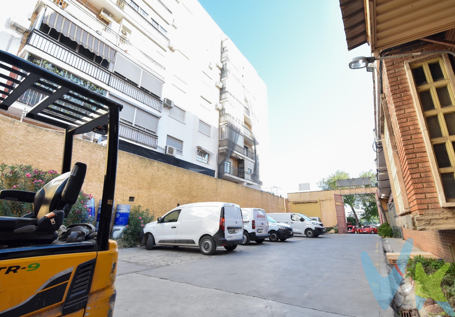 Descubre esta excepcional nave industrial ubicada en la prestigiosa zona de Camí Reial, Valencia. Con una generosa superficie construida de 1726 m² y un terreno total que abarca casi los mismos metros cuadrados (2790 m² aprox), este espacio ofrece infinitas posibilidades para emprendedores e inversores visionarios. Esta propiedad te permite múltiples transformaciones según las necesidades del nuevo propietario; ideal para adaptarse a cualquier tipo de negocio o industria. Además cuenta con cuatro aseos y varias zonas tanto de almacén como despachos, lo cual agrega valor práctico al inmueble. Su ubicación estratégica facilita el acceso rápido tanto a clientes como empleados potenciales gracias a su cercanía con centros educativos, viviendas y vías principales. Adicionalmente, dispone de cuatro persianas al exterior que permiten una fácil entrada y salida vehicular desde diferentes puntos del local; perfecto para logística empresarial eficiente. No pierdas la oportunidad: visita este inmueble junto tu arquitecto e imagina cómo puedes convertirlo en el centro neurálgico del éxito empresarial. Mobiliario, vehículos y otros elementos decorativos y personales de la propiedad no incluidos. Impuestos, gastos de compraventa, intermediación y financiación no incluidos.