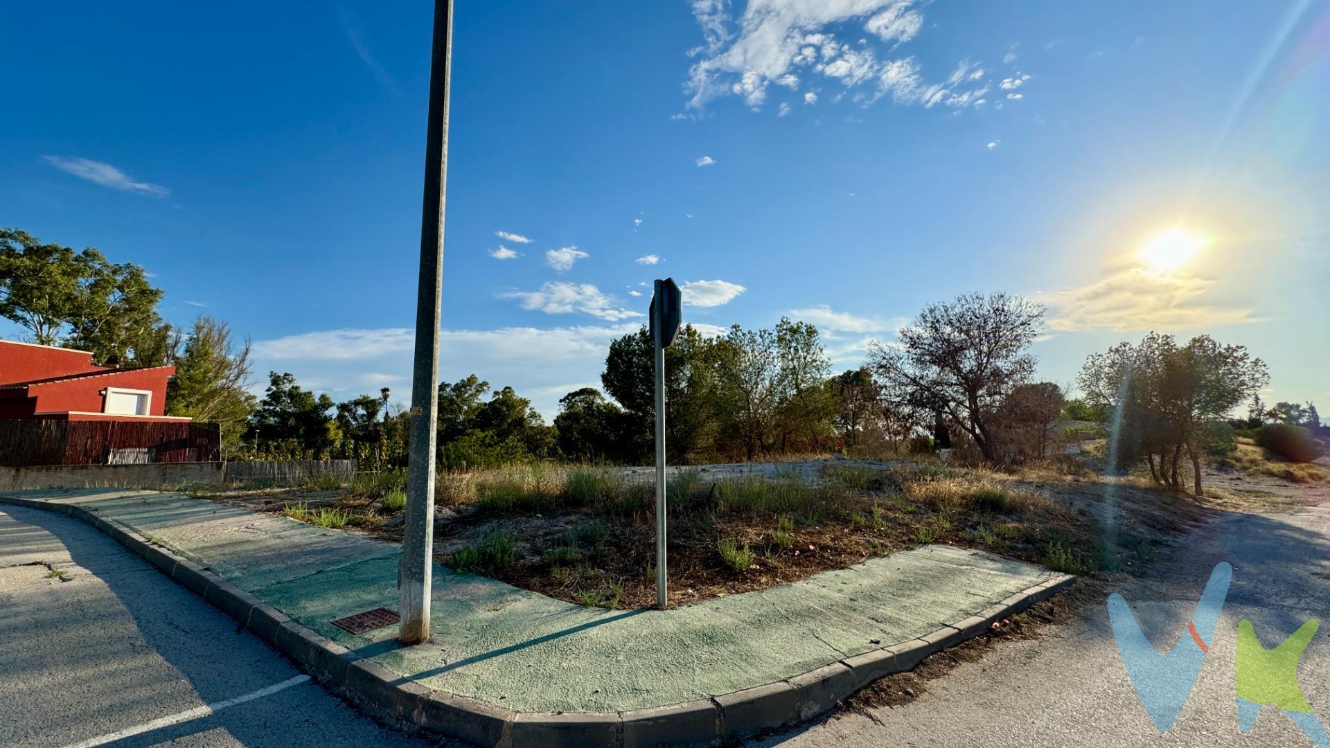 Crea el hogar que siempre has soñado....nosotros ponemos la parcela y tu pondrás todo el cariño para hacerte un hogar a tu medida. Te ofrecemos esta parcela "en esquina" con una superficie de 962 m2, sobre la que se puede construir una vivienda hasta en 2 alturas y con una edificabilidad de 240 m2 + sótano. Solicítanos información y te resolveremos aquellas dudas que puedas tener. Cuando te pongas en contacto con nosotros te informaremos de los gastos que no están incluidos en el precio, gastos de compraventa y honorarios de agencia y te ayudaremos para que tu proceso de compra con nosotros se convierta en un #Calma: Estado ideal de tranquilidad que tendrás al comprar con nosotros.