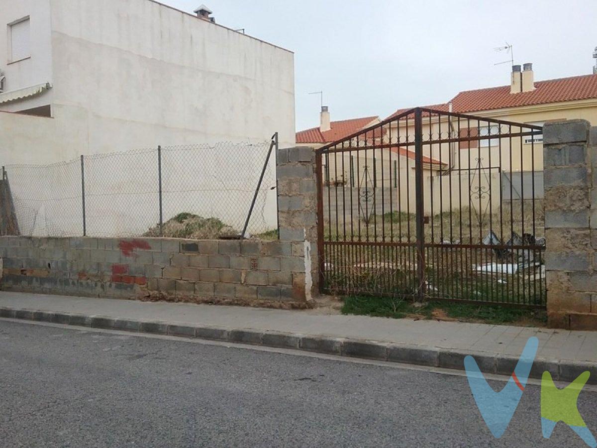 Si estás buscando una bonita parcela donde construir tu hogar cerca de Granada pero sin embargo lejos de ruidos y estrés, aquí la tenemos! Consta de 250 m2. Ubicada en el casco urbano de Huétor Vega, al lado del campo de futbol y rodeado de otras viviendas unifamiliares en un entorno muy tranquilo y con una excelente orientación Sur.  .  Edificabilidad máxima 1,30 m2 construidos por m2 cuadrado de máxima de parcela.  Altura máxima dos plantas y siete metros.  Serán permitidos y no computarán edificabilidad las construcciones bajo la cota de referencia proyectadas.  Ref. N144.  El PVP indicado no incluye impuestos ni gastos de Escritura.  Honorarios agencia no incluidos.  Las superficies expresadas en esta página tienen carácter descriptivo y son aproximadas.  Los precios pueden ser susceptibles de modificación sin previo aviso.  Coches no incluidos.