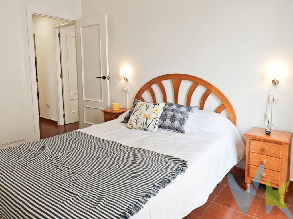  La vivienda abarca 61.88 metros cuadrados útiles, con un total de 131 metros cuadrados construidos, lo que garantiza un espacio amplio y acogedor. Está conformada por dos luminosas habitaciones que ofrecen el confort ideal para su descanso diario. El diseño de la propiedad ha sido optimizado para que cada estancia reciba abundante luz natural, creando un ambiente cálido y acogedor.El piso cuenta con una cocina completamente equipada, que destaca por su funcionalidad y estilo. Este espacio será el lugar perfecto para que pueda experimentar sus dotes culinarios y sorprender a sus invitados. El salón es el corazón del hogar, donde podrá disfrutar de momentos únicos con la familia o recibir a sus amigos en un entorno acogedor y de buen gusto.Entre los servicios adicionales que esta propiedad ofrece, se encuentra un garaje, proporcionando la tranquilidad de tener su vehículo resguardado y accesible en todo momento. Además, un trastero complementa el espacio, permitiéndole almacenar aquellas pertenencias que no necesita tener a la vista diariamente. Ambos espacios son indispensable para mantener la organización y el orden en su hogar.Por expreso deseo de los propietarios esta vivienda se comercializa en EXCLUSIVA, por lo que le garantiza un trato fácil, cómodo y sin interferencias. Rogamos no molesten a sus ocupantes o vecinos.Si usted es un profesional inmobiliario, no dude en llamarnos, estaremos encantados de colaborar en la venta de este inmueble.El precio ofertado no incluye impuestos, gastos de compraventa, ni honorarios de la agencia inmobiliaria. Anuncio no vinculante, puede contener errores.  