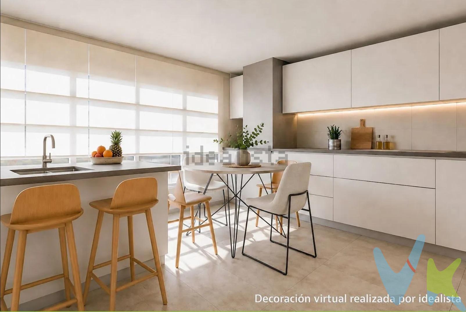 Presentamos, sin exagerar, uno de los pisos más singulares, exclusivos y deseados que pueden encontrarse hoy en día en Torrent. Una auténtica joya inmobiliaria que combina amplitud, presencia, luz, confort y, sobre todo, una UBICACIÓN sencillamente inigualable. Y es que no hablamos de cualquier zona: hablamos de la Avenida al Vedat, el eje principal, el corazón palpitante de la ciudad, la avenida que todos conocen, todos recorren y donde todos quieren vivir. A escasos metros del Ayuntamiento, rodeado de todos los servicios, comercios, cafeterías, entidades bancarias y transporte. Una ubicación que no solo es céntrica: es envidiable, privilegiada y absolutamente insuperable. Esta vivienda señorial ocupa una planta entera y ofrece más de 200 m2 que recuerdan a los pisos amplios y nobles de antes, de esos que ya no se construyen. la finca, con ascensor y solo ocho vecinos, añade privacidad, comodidad y una presencia que se percibe desde el portal. además, cuenta con dos entradas independientes que permiten combinar uso residencial y profesional sin renunciar a la comodidad ni a la independencia. Al entrar, la vivienda transmite una sensación inmediata de amplitud y luz. el salón-comedor destaca por su enorme ventanal, que llena de claridad toda la estancia y regala vistas directas a la avenida al vedat y a la calle ejército español. es un espacio perfecto para recibir, relajarse o simplemente dejarse envolver por la luminosidad natural que acompaña durante todo el día. La cocina, sorprendentemente grande, funciona como un segundo comedor gracias a su ventanal, que crea un ambiente agradable, abierto y práctico. un lugar perfecto para quienes disfrutan cocinando y compartiendo momentos cotidianos en un espacio amplio y acogedor. La vivienda dispone de cinco habitaciones dobles. tres cuentan con armarios empotrados y una con vestidor, ideal para quienes valoran orden y confort. dos de las habitaciones tienen salida directa a una terraza de unos 20 m2, perfecta para desayunos al aire libre, momentos de lectura o simplemente desconectar. además, una segunda terraza de unos 6 m2 orientada al deslunado aporta funcionalidad adicional. Los dos cuartos de baño son realmente grandes, de esos en los que puedes moverte con comodidad, incluso “bailar”, ambos incluyen armarios empotrados que aportan orden y comodidad, y lo mejor es la sensación que transmiten: espacios limpios, despejados y pensados para el bienestar, en ellos se respira comodidad y amplitud, una cualidad cada vez más difícil de encontrar. Esta vivienda no solo se describe, se siente. la luz natural entra a diferentes horas del día creando ambientes únicos; los espacios amplios permiten moverse con libertad y respirar; los materiales transmiten calidez; y el silencio interior sorprende, incluso estando en la mejor zona de torrent. cada rincón tiene una energía especial que solo se encuentra en viviendas cuidadas, vividas y construidas con calidad. Es un hogar ideal para familias grandes, para quienes teletrabajan, para quienes buscan amplitud real o desean una vivienda señorial con carácter. y, al mismo tiempo, es una oportunidad extraordinaria para profesionales: tener un despacho o consulta en plena avenida al vedat aporta visibilidad, prestigio y una comodidad difícil de igualar. En definitiva, esta vivienda lo tiene todo: ubicación insuperable, metros generosos, luminosidad, terrazas, versatilidad y una esencia noble y acogedora que se percibe desde el primer paso. más que un piso, es una experiencia y un estilo de vida. Te invitamos a descubrirlo en persona y a imaginarlo en cualquiera de sus usos: hogar, despacho o ambos; cuando lo veas, entenderás por qué es una oportunidad única. Mobiliario, vehículos y otros elementos decorativos y personales de la propiedad no incluidos. Impuestos, gastos de compraventa, intermediación y financiación no incluidos.