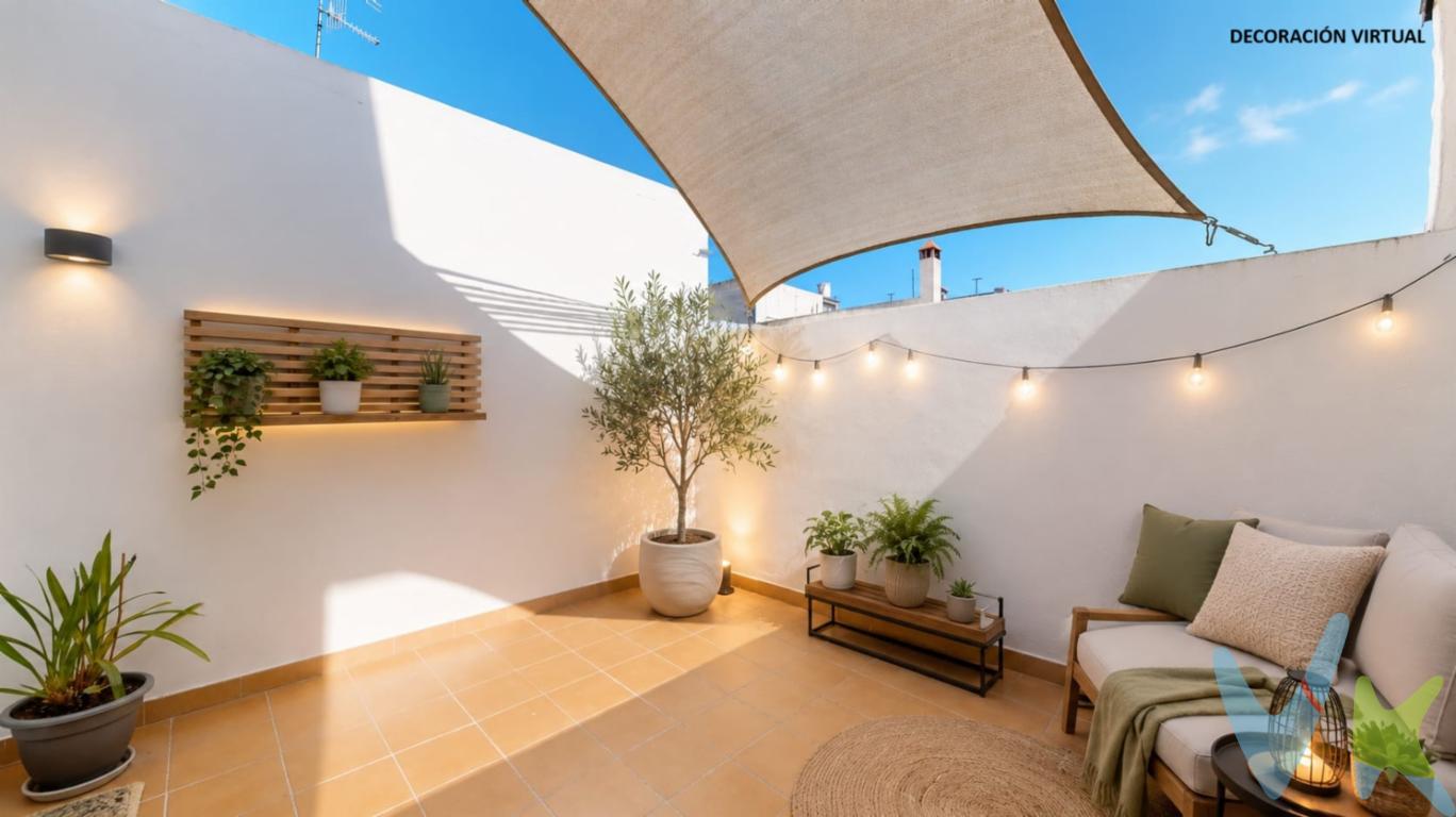 Espectacular casa de pueblo de 191 m² en Llombai con terraza y garaje propioSi buscas la autenticidad de vivir en un pueblo tranquilo pero sin renunciar a las comodidades, calidades y estructura de una construcción moderna, esta casa en Llombai es la oportunidad que estabas esperando.Construida en el año 2002, esta propiedad destaca por su excelente estado de conservación, sus estancias espaciosas y una distribución pensada para el confort diario de toda la familia. Con 191 m² construidos, sobre parcela de 141m², la vivienda te recibe con uno de los grandes atractivos de esta propiedad, su magnífico garaje para varios vehículos en planta baja (¡olvídate de los incómodos sótanos con rampas pronunciadas!). Este espacio no solo ofrece un acceso directo y llano desde la calle para tus vehículos, sino que también brinda un área extra de almacenaje muy cotizada.Ya en la planta superior se aprecia en cada rincón buenos y luminosos acabados disponiendo de salón comedor con balcón y vistas despejadas, gran cocina con acceso a una agradable terraza privada, el rincón idílico para disfrutar del clima mediterráneo, organizar cenas al aire libre, crear tu propio oasis de plantas o simplemente desconectar al final del día. También dispondremos de un baño de cortesía.Ya en la planta superior encontramos 4 amplias habitaciones (ideales para dormitorios, despacho o zona de juegos) equipadas con prácticos armarios empotrados que optimizan al máximo el almacenamiento. Cuenta además con baño completo con bañera, perfectamente distribuidos para dar servicio a toda la planta.Una casa que combina el carácter acogedor de Llombai con la funcionalidad de una edificación contemporánea. ¡Ven a verla y enamórate de tu próximo hogar!Si tienes que vender antes tu vivienda, llámanos y te asesoramos cómo hacerlo para además tener los mínimos gastos posibles y todas las garantías.Agencia Registrada con el nº00516 en el Registro Obligatorio de Agentes Inmobiliarios de la Comunidad ValencianaPor mandato expreso del propietario, COMERCIALIZAMOS ESTE INMUEBLE EN EXCLUSIVA, lo que le garantiza el acceso a toda la información, a un servicio de calidad, un trato fácil, sencillo y sin interferencias de terceros. Por este motivo, se ruega NO MOLESTAR AL PROPIETARIO, a los ocupantes de la propiedad o a los vecinos. Muchas gracias por su comprensión.La oferta está sujeta a cambios de precio o retirada del mercado sin previo aviso. Este anuncio en su conjunto, incluyendo textos, fotos, imágenes o cualquier otro contenido de este, no es vinculante dado que la información es ofrecida por terceros y puede contener errores. Se muestra a título informativo y no contractual.El precio del inmueble no incluye los honorarios de la agencia que ascienden al 4%+IVA del precio final del inmueble, ni los gastos de notaría y registro de la propiedad (que están sujetos a aranceles y varían dependiendo del precio de escrituración), ni los impuestos (que en la Comunitat Valenciana varían dependiendo del precio del inmueble y de las características personales del comprador).Esta propiedad se pone a la venta con toda la documentación comprobada y en regla, por lo que ofrecemos GARANTIAS a los compradores
