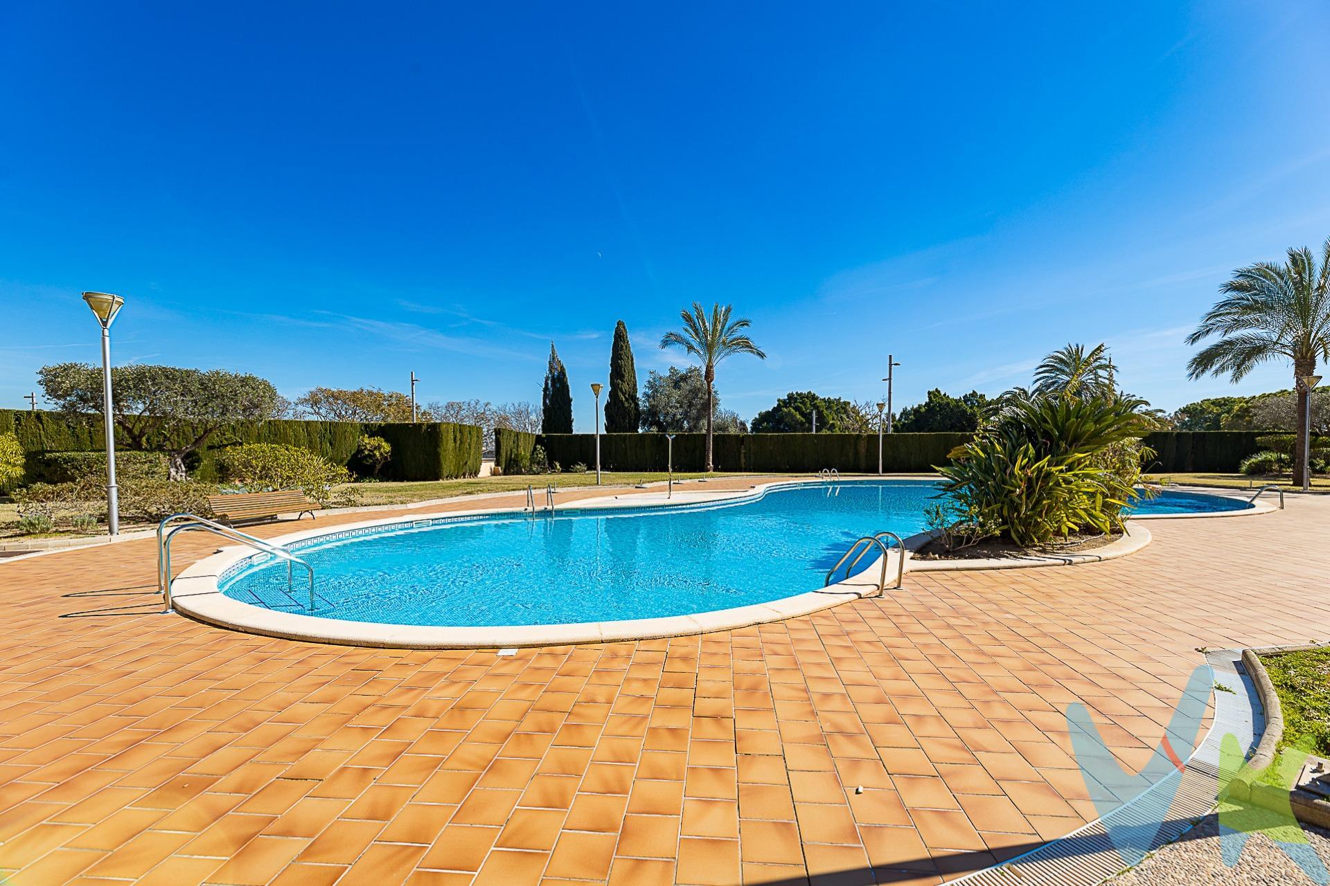 Agencia inscrita en el Registro Oficial de Agentes de la Propiedad Inmobiliaria de las Islas Baleares. Inscripción: GOIBE731396/2024. (ROAIIB). Cómoda y luminosa planta baja destaca que por sus amplios espacios de día y la conexión fluida entre interior y exterior. El salón, generoso y muy luminoso, se abre directamente a una terraza y un jardín de aproximadamente 145 m², creando un ambiente ideal para disfrutar del clima mediterráneo con total privacidad. Desde este espacio exterior tenemos acceso directo a las zonas comunes como la piscina, la pista de pádel o las zonas de juego infantiles. . La cocina es amplia y funcional. Integra la coladuría de forma discreta, optimizando el espacio y manteniendo la armonía visual. . Los acabados de calidad —suelos de mármol y parquet, carpintería interior de roble, cerramientos de climalit y dobles paredes— aportan confort y un excelente aislamiento. La vivienda dispone además de climatización por bomba de frío/calor con zonas de día y de noche diferenciadas. En la zona más privada se encuentran los dos dormitorios dobles, el dormitorio principal tiene vestidor y baño en suite y acceso directo al jardín, el segundo dormitorio tiene armario empotrado y acceso a una pequeña terraza orientada a la calle. La vivienda cuenta con un total de dos baños completos ambos con bañera. El precio incluye trastero de 6 m² y una plaza de aparcamiento de 9 m² con una rampa de acceso muy cómoda y con fácil y rápido acceso desde la vivienda ya que el edificio cuenta con ascensor. Se ubica en una comunidad de alto standing, muy tranquila y muy cuidada, cercana a prestigiosos campos de golf como Son Vida y son Muntaner y a varios colegios de reconocido prestigio. Igualmente se encuentra a poca distancia de cualquier servicio que se pueda necesitar. Los gastos de comunidad son de 270€ cada dos meses y el IBI 530€ anuales. . Información sobre la fiscalidad de la compra:. El precio de venta del inmueble es de 790.000€. Este importe incluye los honorarios de la agencia inmobiliaria, que serán abonados por la parte vendedora. El precio no incluye los impuestos aplicables a la transmisión, que podrán ser el Impuesto de Transmisiones Patrimoniales (ITP), el Impuesto sobre el Valor Añadido (IVA) o el Impuesto de Actos Jurídicos Documentados (AJD), según corresponda. Estos impuestos se calculan sobre el precio final de compraventa y varían en función de las circunstancias personales del comprador —por ejemplo, la edad— y de las características de la operación —tipo de inmueble, posibles ayudas o subvenciones—. A modo orientativo, en caso de resultar aplicable el ITP, su importe ascendería a 69.000€. El precio tampoco incluye los gastos notariales y registrales, cuyo importe como mínimo, se sitúa en torno al 2% del precio del inmueble. . Los impuestos deberán abonarse en el momento de la compraventa en el caso del IVA, y en un plazo máximo de 30 días desde la firma de la escritura en el caso del ITP o el AJD. Los gastos notariales y registrales deberán abonarse en el momento de la recepción de la escritura pública. Si tiene cualquier duda al respecto, no dude en contactar con nosotros. 