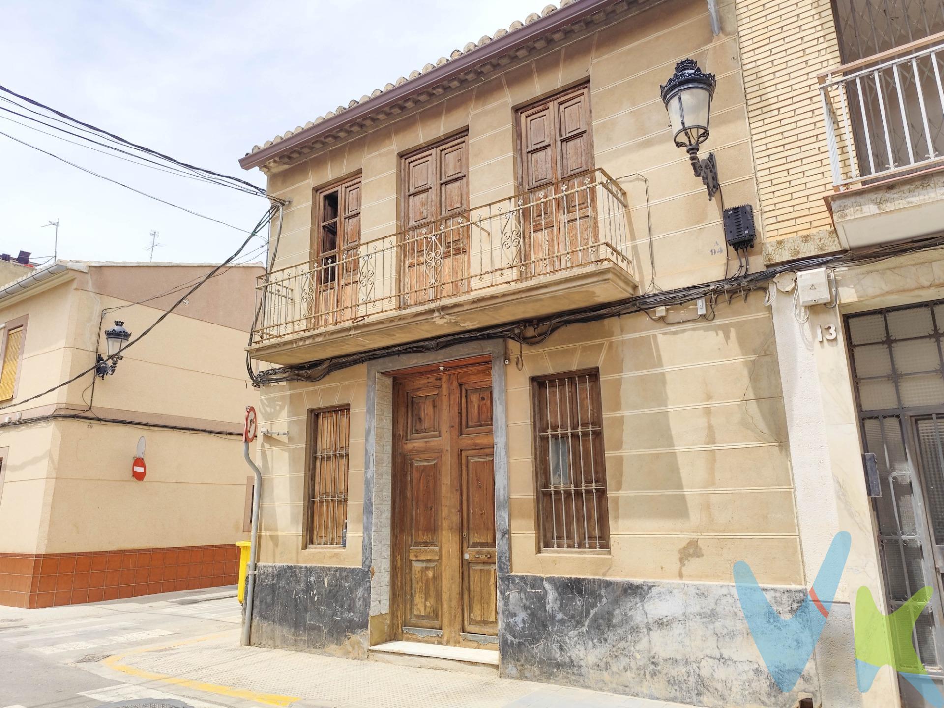En el corazón del casco antiguo de Paiporta, donde las calles peatonales cuestan historias y la vida transcurre con calma, se encuentra esta propiedad única: una casa esquinera de 240 m2 construidos, con la posibilidad de añadir una gran terraza y garaje privado. Esta vivienda ofrece una distribución versátil que se adapta a tus necesidades:. - Planta baja: acceso directo desde una tranquila calle peatonal, con espacio para garaje y un pequeño patio que invita a ser transformado en un rincón de relax. - Primera planta: amplio salón-comedor con ventanales que aportan luminosidad, cocina independiente y baño completo. - Segunda planta: tres dormitorios con techos altos que conservan el encanto original de la vivienda. Además, la posibilidad de añadir una gran terraza en la azotea te permitirá disfrutar de vistas al casco antiguo y crear un espacio al aire libre para tus momentos de ocio. Esta casa es ideal para quienes buscan vivir en un entorno tranquilo, con todos los servicios a su alcance y la oportunidad de personalizar su hogar a su gusto. No pierdas la oportunidad de adquirir una propiedad con carácter y potencial en una ubicación privilegiada. *Nota: Agencia Registrada con el Nº 1018 en el Registro Obligatorio de Agentes Inmobiliarios de la Comunitat Valenciana. Puede consultar en la web de la GVA. La oferta está sujeta a cambios de precio o retirada del mercado sin previo aviso. En el precio de venta no están incluidos el impuesto del ITP, gastos de Notaría, los honorarios de agencia y los gastos de financiación, si la hubiese. Este anuncio no es vinculante, puede contener errores, se muestra a titulo informativo y no contractual*. *Por mandato expreso del propietario, comercializamos este inmueble en exclusiva, lo que le garantiza el acceso a toda la información, a un servicio de calidad, un trato fácil, sencillo y sin interferencias de terceros. Por este motivo, se ruega no molestar al propietario, a los ocupantes de la propiedad o a los vecinos. Muchas gracias por su comprensión. Si usted es agente inmobiliario y tiene un cliente para este inmueble, llámenos: estaremos encantados de colaborar. *. *Nuestro departamento financiero puede conseguir tu financiación. ¡ Consúltanos! *