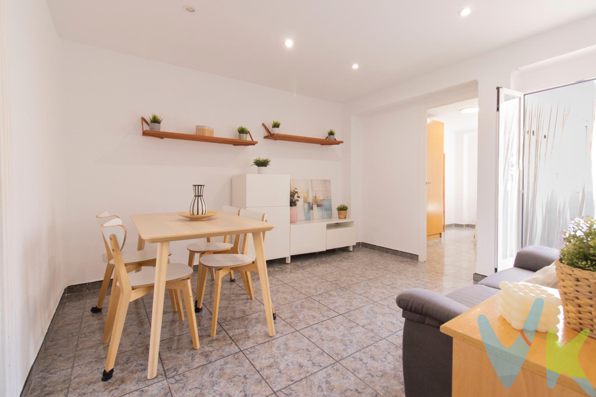 Se vende piso de 3 habitaciones en la Puebla de Farnals, ideal para familias y profesionales. Esta acogedora vivienda cuenta con un amplio salón-comedor que ofrece salida a una pequeña galería descubierta, perfecta para disfrutar del clima mediterráneo. . Tiene cocina independiente. La habitación principal destaca por su gran ventanal que aporta luminosidad al espacio; mientras tanto, dos habitaciones individuales ofrecen comodidad adicional: una dispone de balcón con vistas a una plaza. La ducha triangular en esquina del baño optimiza el uso del espacio disponible. . Ubicado en un tercer piso sin ascensor dentro de una finca situada muy cerca del centro urbano y a solo unos pasos de la estación de metro que conecta L'Horta Nord directamente con Valencia (línea 3). Además, la zona tiene acceso a varios servicios esenciales como supermercados, polideportivo e instituciones educativas locales. Si buscas calidad vida esta propiedad podría ser tu nuevo hogar. El precio ofertado no incluye los gastos de la compraventa, impuestos, ni honorarios de la agencia inmobiliaria. Este texto tiene carácter publicitario y la información contenida puede estar sujeta a cambios. El texto puede contener errores. ¡Llámanos y solicita tu visita sin compromiso!