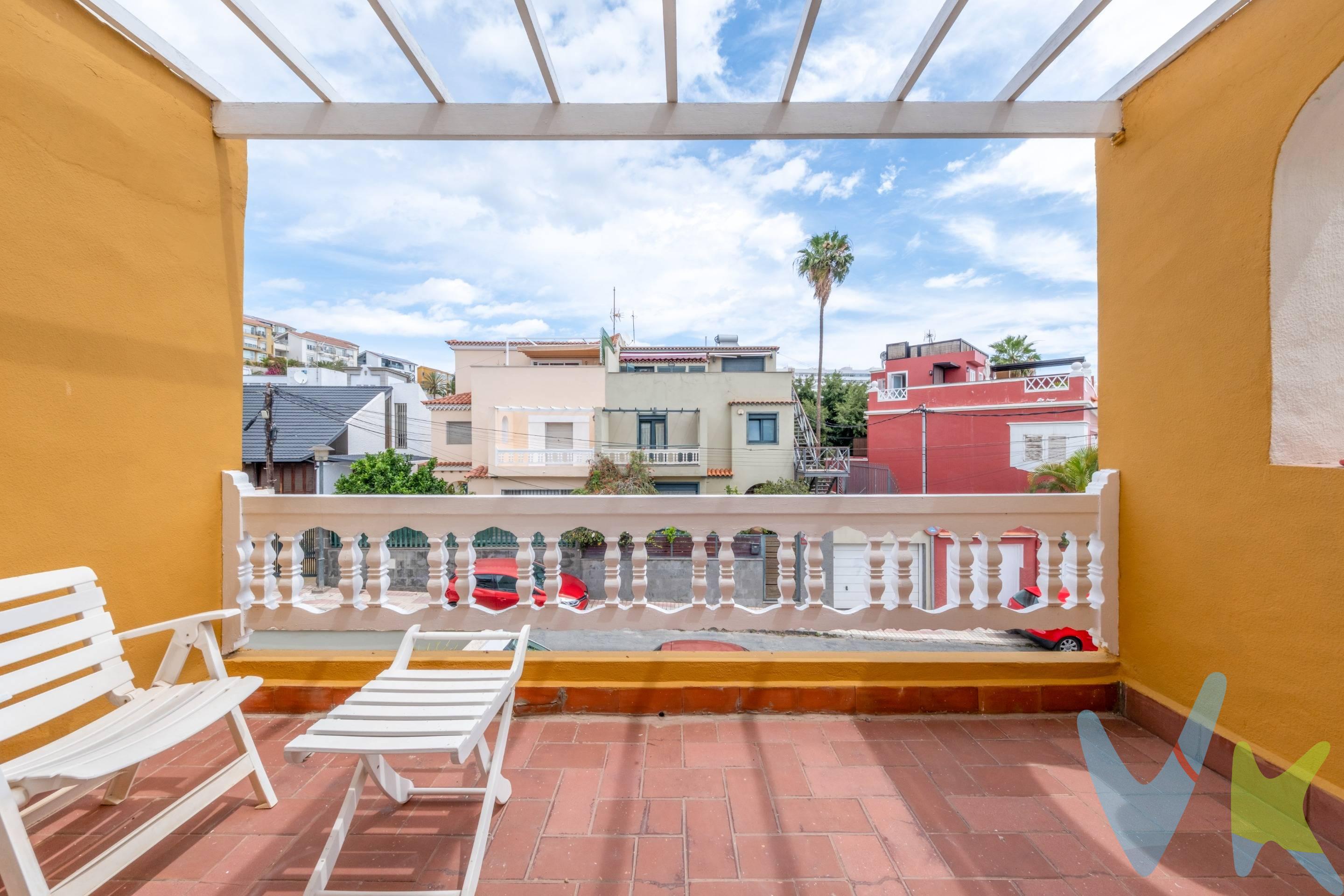 Este bonito y acogedor Chalet pareado de Ciudad Jardín, diseñado por el prestigioso arquitecto Miguel Martín-Fernández de la Torre, consta de 402 m2 construidos y 281 m2 de parcela, distribuidos a tres alturas.   Muy bien situado, en una calle amplia y tranquila, cerca de la zona comercial Mesa y López, muy luminoso y con todas las estancias  exteriores, con muy buena distribución, habitaciones muy amplias que disponen de varias terrazas.   Con un diseño exterior e interior que realzan los elementos arquitectónicos y los materiales de calidad de la época.   El chalet está distribuido a tres alturas de la siguiente forma:.   PLANTA BAJA: Entrando nos recibe una bonita terraza delantera, y a continuación el área social de la casa con amplio salón, un comedor, y una cocina independiente completamente equipada y un aseo. El comedor da paso a una terraza trasera, con un área de comedor exterior.   También en esta misma planta está situado el garaje y en la parte trasera disponemos  de un cuarto trastero y zona de lavado.   PLANTA PRIMERA: Dispone de cuatro dormitorios dobles, tres de ellos con baño en tipo suite, todos exteriores y muy luminosos,  dos de ellos con terraza privada, y otro baño de uso general de la planta.   PLANTA SEGUNDA: Dispone de dos amplios dormitorios dobles con baño en tipo suite, uno de ellos con terraza privada y además un solarium-terraza con muchas posibilidades.   La elegancia interior es innegable gracias a los acabados impecables que combinan elementos constructivos nobles cómo suelos de mármol, carpintería y detalles constructivos que proporcionan un ambiente exclusivo y acogedor a la vivienda. En el exterior una arquitectura emblemática con detalles propios del estilo de la época como grandes ventanales que le proporcionan luz durante todo el día.   Todo ello la definen como una propiedad muy ESPECIAL y ÚNICA.   No deje escapar esta oportunidad de vivir en Ciudad Jardín ¡Ven a verla!. INFO: El precio de venta no incluye impuestos propios de la transmisión, gastos de notaría, registro, ni cualquier otro que según ley pueda corresponder al comprador. . 