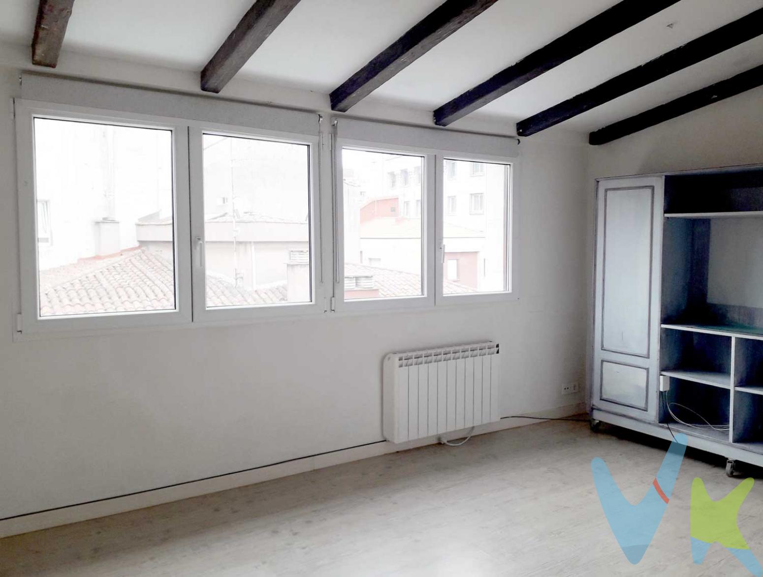 Estupendo apartamento en el Carmen, a 100 m del puerto deportivo, y con todos los servicios de vivir en el puro centro de Gijón, piso por planta, muy independiente, apartamento, muy luminoso, salón - cocina, baño con ducha y ventana, y dormitorio, carbonera en el portal, ideal inversión para alquilar, estaremos encantado de acompañarle a la visita.