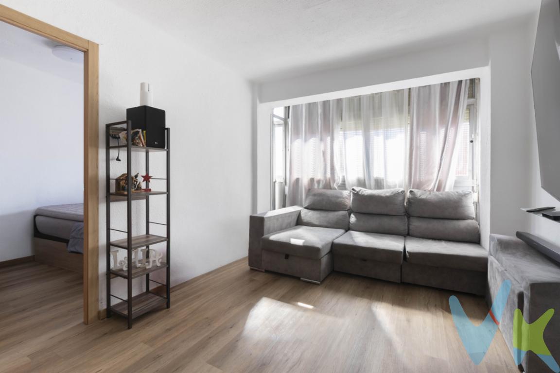 Hay barrios que cuentan historias y Nazaret es uno de ellos. Un barrio con esencia marinera, que mira al futuro sin perder su identidad, y que hoy se posiciona como una de las zonas con mayor proyección de Valencia gracias a su cercanía al Puerto y a los nuevos desarrollos que están transformando su entorno.En una de sus calles principales, donde la vida de barrio se mezcla con el crecimiento constante de la zona, se encuentra esta vivienda. Situada en una cuarta altura sin ascensor, este piso destaca por su luminosidad y su buen estado de conservación, ofreciendo un espacio acogedor, listo para seguir escribiendo nuevas etapas.Actualmente, ya forma parte de una historia en marcha: se vende con inquilina, generando una renta mensual de 590EUR, lo que permite al nuevo propietario comenzar a rentabilizar su inversión desde el primer día, sin preocupaciones.Rodeado de todos los servicios comercios, transporte, zonas verdes y nuevos proyectos urbanísticos, este inmueble representa no solo una vivienda, sino una oportunidad de formar parte del futuro de un barrio en plena evolución.Invertir aquí no es solo comprar un piso. Es apostar por el crecimiento, por la ubicación y por una historia que sigue avanzando.Para más información o concertar una visita, no dude en contactar.Agencia Registrada con el Nº 89 en el Registro Obligatorio de Agentes Inmobiliarios de la Comunitat Valenciana. Puede consultar en la web de la GVA:https://habitatge.gva.es/es/registres-en-materia-habitatgeLa oferta está sujeta a cambios de precio o retirada del mercado sin previo aviso. Este anuncio en su conjunto, incluyendo textos, fotos, imágenes o cualquier otro contenido de este, no es vinculante dado que la información es ofrecida por terceros y puede contener errores. Se muestra a título informativo y no contractual.Gastos de la compraventa a cargo de la parte compradora no incluidos en el precio del inmueble a tener en cuenta:- ITP con carácter general en Valencia es del 10%, pudiendo corresponderle otro tipo impositivo atendiendo a sus circunstancias personales (por edad, renta o situación familiar primera vivienda habitual, etc ) previstas legalmente.*Base imponible del impuesto el mayor valor entre el precio de compraventa, la tasación o el valor de referencia catastral.- Gastos de notaría y registro, en su caso, suelen oscilar aprox; entre 1,5% y 2,5% (aranceles variables según valor de compraventa, n.º de copias, etc ).- Si tramita la inscripción una gestoría, deberá abonar sus honorarios más IVA ( en este caso suele oscilar entre los 250EUR y los 400EUR + IVA).- Honorarios de mediación inmobiliaria a cargo del comprador del 3% del precio final de venta más IVA (21%), salvo otro pacto.Por mandato expreso del propietario, comercializamos este inmueble en exclusiva, lo que le garantiza el acceso a toda la información, a un servicio de calidad, un trato fácil, sencillo y sin interferencias de terceros. Por este motivo, se ruega no molestar al propietario, a los ocupantes de la propiedad o a los vecinos. Muchas gracias por su comprensión. Si usted es agente inmobiliario y tiene un cliente para este inmueble, llámenos: estaremos encantados de colaborar.Se informa al consumidor que la agencia actúa como intermediaria inmobiliaria en la operación, estando cualquier eventual compraventa y sus condiciones sujeta a la aceptación expresa del propietario-vendedor y a la posterior formalización del correspondiente contrato. 