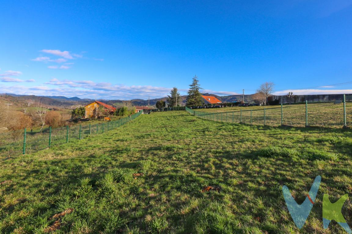 Se vende exclusiva parcela edificable de 1.500 m² en San Claudio, Oviedo, ubicada en una posición elevada y privilegiada, lo que le proporciona unas vistas completamente despejadas y extraordinarias a las montañas, difíciles de encontrar. Desde la finca se disfruta de un paisaje natural abierto, verde y cambiante, con una sensación de amplitud y tranquilidad absoluta durante todo el año.La parcela está totalmente cerrada con malla Hércules y cuenta con portón de entrada, ofreciendo privacidad y seguridad desde el primer momento.La normativa urbanística permite edificar hasta 300 m² sobre rasante, además de dos edificaciones auxiliares (garaje, taller, estudio, caseta de aperos, etc.), lo que ofrece múltiples posibilidades para diseñar una vivienda amplia, funcional y perfectamente integrada en el entorno, aprovechando al máximo las vistas desde cada estancia.Su entorno natural y su orientación hacen de esta finca un lugar ideal para disfrutar de atardeceres únicos, silencio y contacto directo con la naturaleza, sin edificaciones que limiten el paisaje.A tan solo 1,5 km de San Claudio, dispone de todos los servicios: comercios, colegios, centro de salud, autobús urbano de Oviedo y tren, con excelentes conexiones y a pocos minutos de la ciudad.Una parcela única por sus vistas, ubicación y potencial, perfecta para quienes buscan calidad de vida en un enclave excepcional.No incluido en el precio el Impuesto de Transmisiones Patrimoniales y los gastos de Notaría y Registro. LOS HONORARIOS DE LA AGENCIA INMOBILIARIA SON ASUMIDOS INTEGRAMENTE POR LA PARTE VENDEDORA NO SUPONIENDO COSTE ALGUNO PARA EL COMPRADOR.