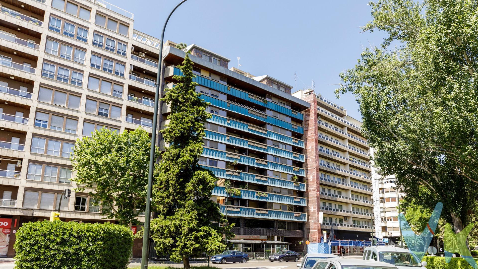 PISO en VENTA en ZARAGOZA - CENTRO - Av. Cesáreo Alierta (Ref. 00853). ¿Te ves en este espectacular piso de 136 m2 ubicado en uno de los mejores barrios de Zaragoza? Situado en pleno centro de la ciudad y en una de las av. principales de Zaragoza. Descubre la oportunidad de vivir con estilo y confort en el corazón de Zaragoza con este impresionante piso a la venta en cual posee una generosa superficie, ofreciéndote un espacio luminoso y versátil, que combina elegancia y funcionalidad. Disfruta del lujo contemporáneo con sus tres acogedoras habitaciones, perfectamente distribuidas para satisfacer todas tus necesidades familiares o personales. La propiedad cuenta con dos baños bien equipados (uno en suit principal) que garantizan comodidad para todos los residentes, y además, aquí no tendrás problema para aparcar gracias a las dos plazas de garaje incluidas en el precio. Como valor añadido podrás disfrutar de una terraza/balcón a la calle de 5,60 m2 y una gran terraza interior de 24 m2, que hará las delicias tanto si buscas relajarte al aire libre como si deseas disfrutar momentos sociales. ➖Piso compuesto por: 👉Hall recibidor de 18,54 m2✅ 👉Pasillo distribuidor de 9,14 m2✅ 👉Salón-comedor de 29,33 m2✅ 👉Cocina comedor de 22,41 m2✅ 👉Galería cerrada de 3,02 m2✅ 👉Terraza de 24 m2✅ 👉3 dormitorios (13,59 m2 / 11,42 m2 / 18,77 m2)✅ 👉2 baños (uno en suit principal) de 7,31 m2 y otro compartido de 8,08 m2✅ 👉Balcón terraza exterior de 5,60 m2✅. ➖Calidades: 👉Puerta de entrada blindada y resto macizas lacadas en blanco✔️ 👉Suelos de madera y de gres rustico✔️ 👉Ventanas de aluminio/climalit✔️ 👉Paredes lisas✔️ 👉Techos bajos de escayola de diseño con luces indirectas✔️ 👉Tomas de tv y teléfono en todas las estancias✔️ 👉Bañera de hidromasaje✔️ 👉Habitaciones con muebles a medida✔️ 👉Calefacción central con contador individual✔️ 👉Aire Acondicionado central por conductos✔️. Y recuerda, se incluyen 2 Plaza de garajes 🚗, una de 4,80 x 2,15 = 10,32 m2 y la otra de 4,60 x 2,10 = 9,66 m2 (Posibilidad de comprar solo 1 o ninguna). Además, en la finca dispones de: 🛗 2 Ascensores.                                                             🧑🏻‍🔧 Portería. Gastos de comunidad: Piso: 199 €/Mensual.                                          Plaza 1: 75 €/Trimestral.                                          Plaza 2: 75 €/Trimestral. I.B.I.: Piso: 792 €/Año.           Plaza 1: 52 €/Año aprox.           Plaza 2: 52 €/Año aprox. Disfruta de un espectacular inmueble situado en una zona inmejorable del centro zaragozano, conocido por su vibrante vida urbana. ¡¡No dude en venir a visitarlo, llámanos y concretamos día y hora de la visita!!. -----------------------------------------------------------------------------------------------------. ⚠️En el precio indicado no están incluidos los gastos de compra-venta ni los honorarios profesionales.