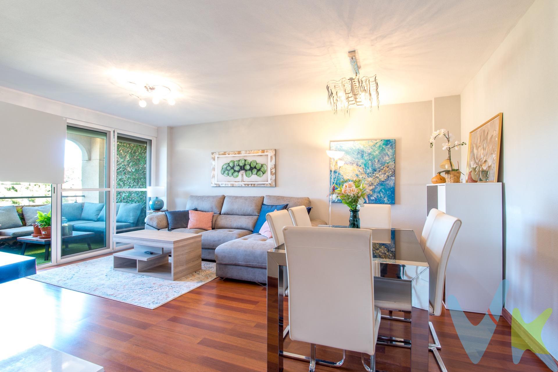 Crea el hogar que siempre ha soñado en este ático listo para entrar a vivir en la urbanización Green de Altorreal, con terraza a nivel y solárium en cubierta, tres dormitorios, dos baños, garaje y trastero, ideal para disfrutar del exterior todo el año. Te presentamos este luminoso ático en la urbanización Green, situado en la entrada de Altorreal, lo que te permite acceder rápidamente a la autovía y a Murcia capital en pocos minutos. La vivienda cuenta con tres dormitorios exteriores, dos baños completos y una cómoda distribución pensada para el día a día. La cocina independiente y el salón-comedor se abren directamente a una amplia terraza, perfecta para comer al aire libre, crear una zona chill out o un espacio de juegos. Desde la vivienda se accede también a la cubierta, donde dispones de un solárium privado ideal para usar como segunda terraza, con zona de barbacoa y espacio para reuniones con familia y amigos.  . La vivienda se vende lista para entrar a vivir, para que solo tengas que preocuparte de llevar tus cosas. Dispone de plaza de garaje y trastero en el mismo edificio, una combinación muy cómoda si buscas espacio de almacenaje extra.  . Al estar en una urbanización consolidada de Altorreal, podrás disfrutar de un entorno tranquilo y familiar, con todos los servicios a tu alcance: colegios, supermercados, restauración y el conocido campo de golf de 18 hoyos a pocos minutos. Si buscas un ático con grandes espacios exteriores, buena ubicación y todas las comodidades, esta puede ser tu próxima casa. Contacta para más información o para concertar una visita y descubre en persona todo el potencial de este ático en urbanización Green, en Altorreal. 🔑 Comercialización en multidifusión. Por mandato expreso del propietario, este inmueble se comercializa en multiexclusiva, lo que garantiza un acceso completo a la información, un servicio profesional y una gestión ordenada, sin interferencias de terceros. Si eres agente inmobiliario y tienes un cliente interesado, estaremos encantados de colaborar. Contáctanos sin compromiso. 🤝 Una compra tranquila y bien acompañada. Al contactar directamente con nosotros, evitarás molestias innecesarias a la propiedad. Nos encargamos de toda la intermediación, facilitándote la documentación, la información necesaria y un trato cercano, claro y sin complicaciones. Te informaremos con total transparencia de todos los aspectos de la compra, incluidos gastos y honorarios de agencia para que tomes decisiones con calma y seguridad. Nuestra forma de trabajar se basa en algo muy sencillo:. Calma → la tranquilidad de comprar tu vivienda con acompañamiento profesional en todo el proceso con nosotros. ℹ️ Información legal. La descripción del inmueble y las imágenes publicadas tienen carácter meramente informativo y no contractual. El precio ha sido fijado por la propiedad y podría sufrir variaciones hasta su formalización en contrato de compraventa. PVP:  No incluye gastos, impuestos y demás gastos legalmente correspondan al comprador: ITP del 7,75% con carácter general; existen excepciones según normativa aplicable (1). Base imponible el mayor valor entre el precio de venta o el valor referencia catastral. Gastos Notaría y Registro: 1.900€ aprox. según complejidad y aranceles vigentes (2). Financiación: gastos de hipoteca, tasación y gatos bancarios a cargo del comprador, según su necesidad y elección. Servicio doble de intermediación: Honorarios inmobiliaria a cargo del comprador: 3% precio final, más IVA (21%), salvo acuerdo contrario tras negociación, no incluidos en PVP. Operación y condiciones de compraventa sujeta a aceptación expresa del vendedor. Para acceder a información y documentación legalmente exigible por el consumidor: https://www.inmotasa.es/consumidor/. (1) Para una información exhaustiva sobre el funcionamiento, tipos impositivos y bonificaciones del ITP en la Región de Murcia, puedes consultar el portal oficial de la Agencia Tributaria Autonómica en el siguiente enlace: agenc